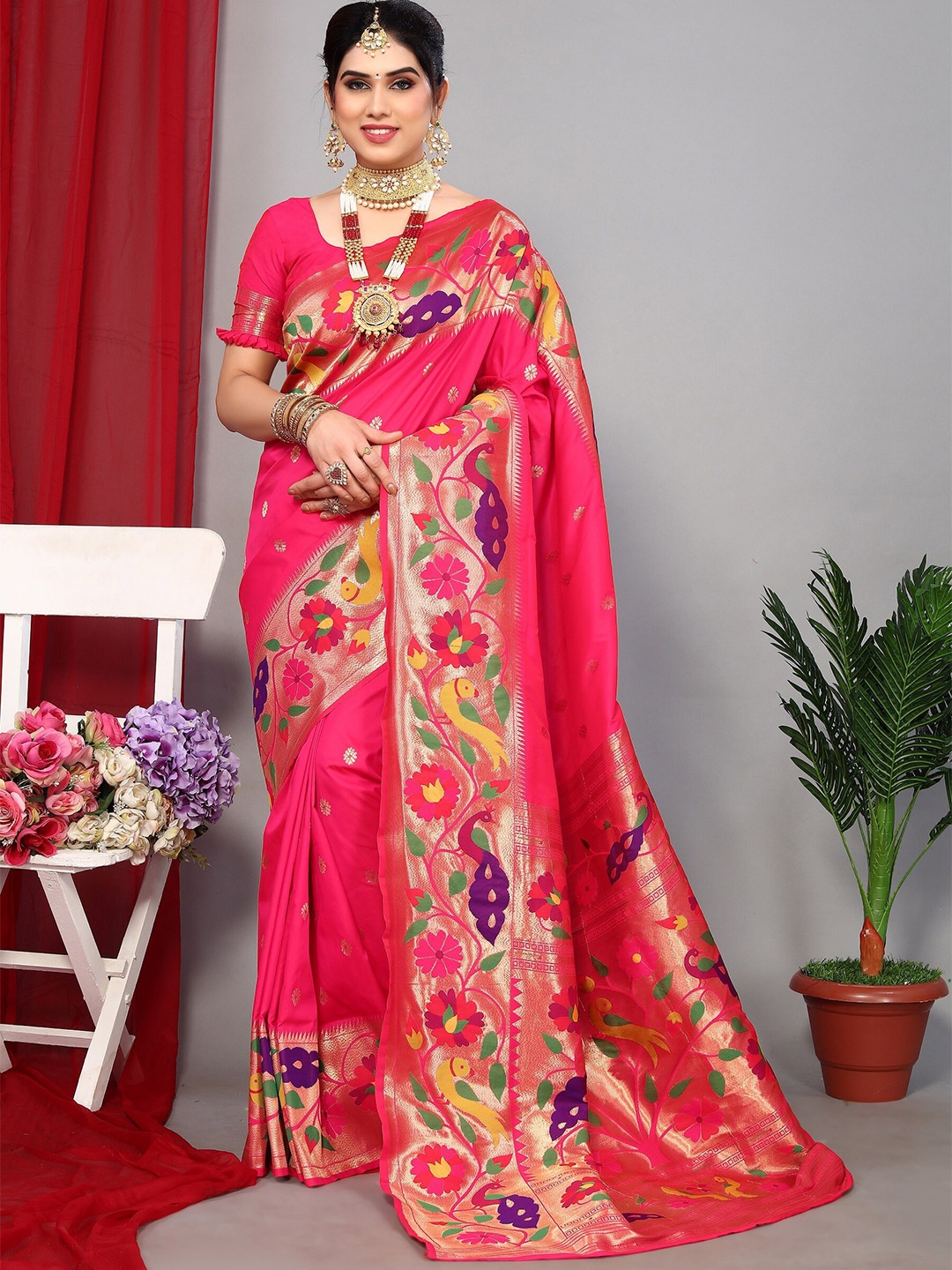 

DRESSTIVE Floral Zari Woven Design Saree, Pink
