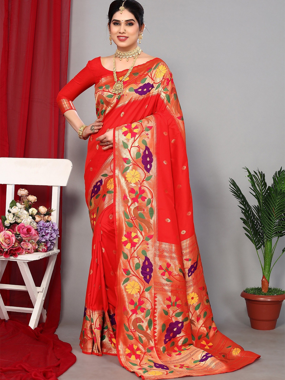 

DRESSTIVE Floral Zari Woven Design Saree, Red