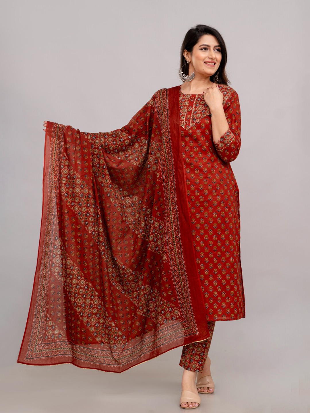 

FrionKandy Floral Printed Regular Pure Cotton Kurta with Trousers & With Dupatta, Maroon