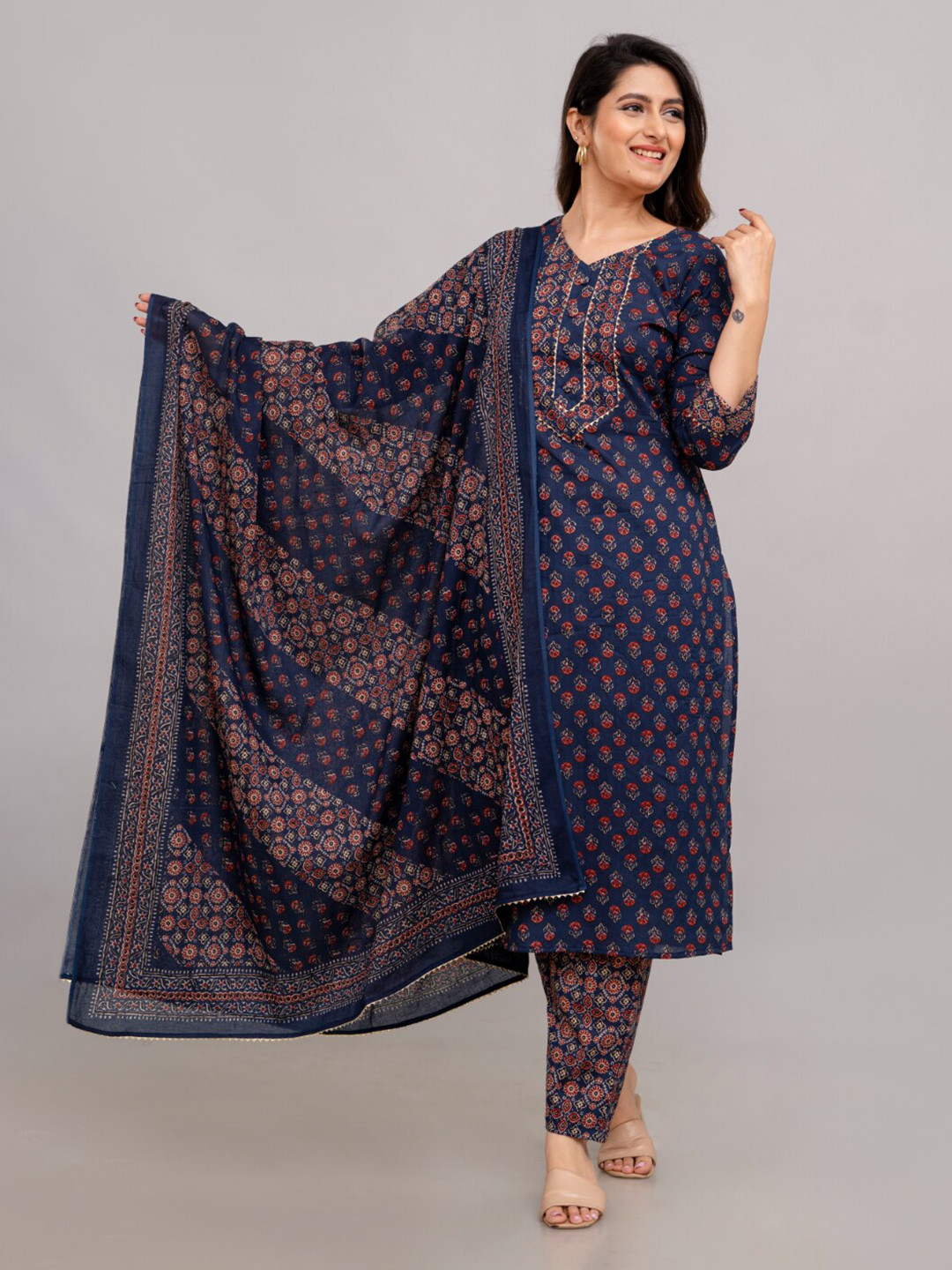 

FrionKandy Floral Printed Regular Pure Cotton Kurta with Trousers & With Dupatta, Blue