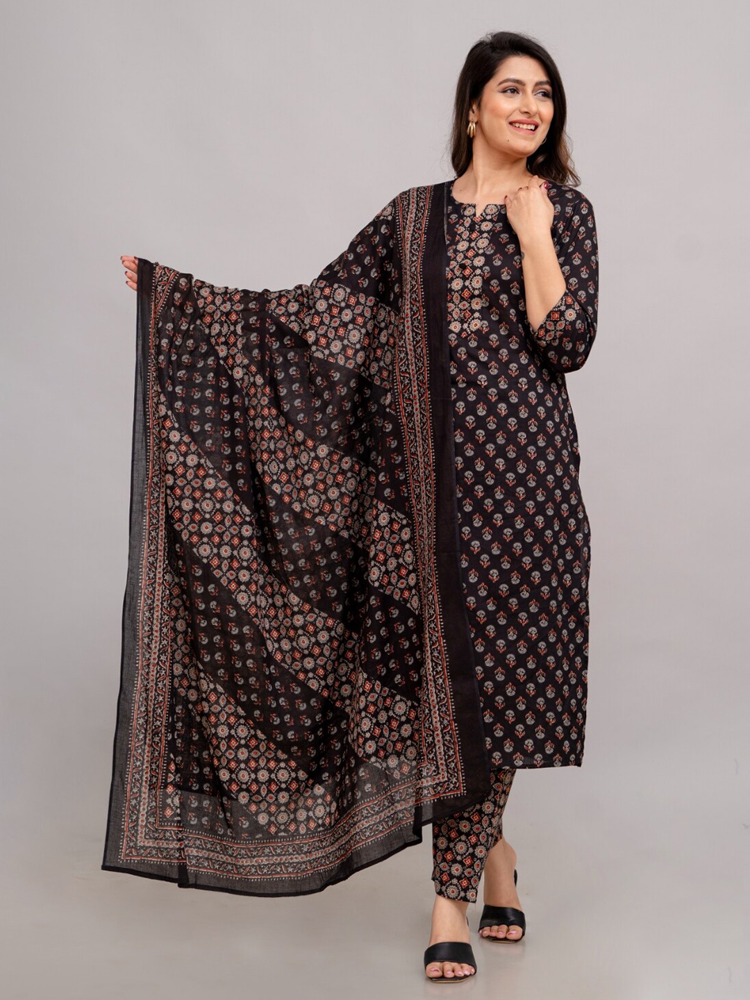 

FrionKandy Floral Printed Regular Pure Cotton Kurta with Trousers & With Dupatta, Black