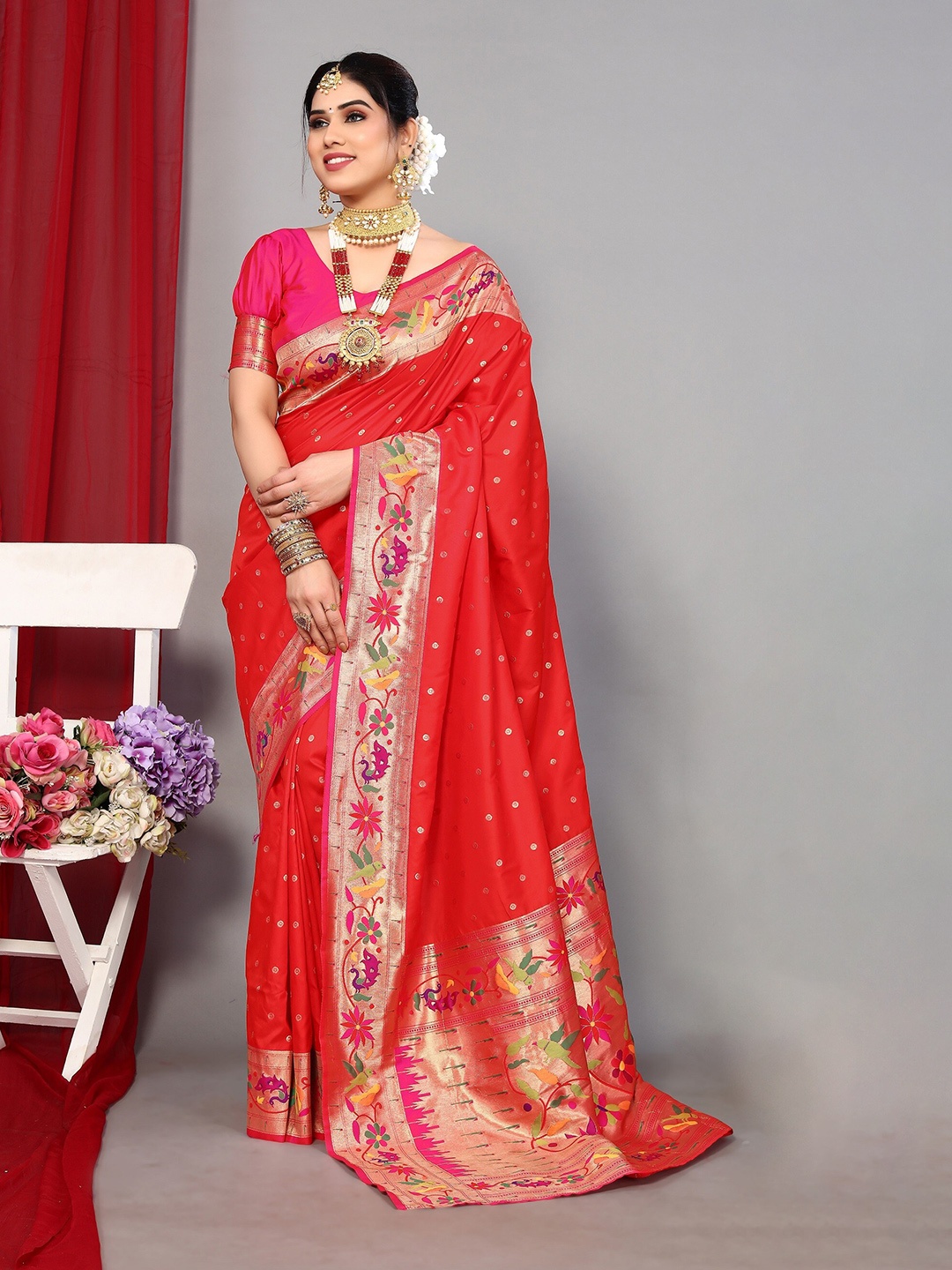 

DRESSTIVE Floral Woven Design Zari Saree, Red