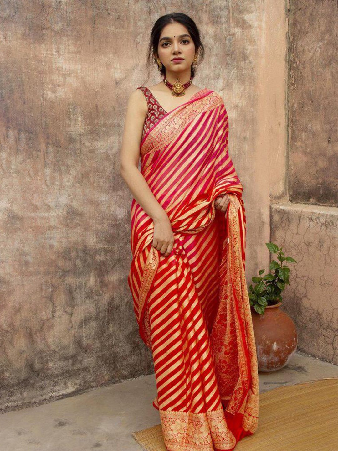 

Marziyaa Woven Design Zari Banarasi Saree, Red