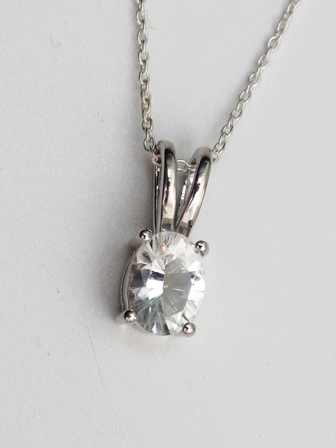 

HIFLYER JEWELS Sterling Silver Oval-Charm Pendant With Chain