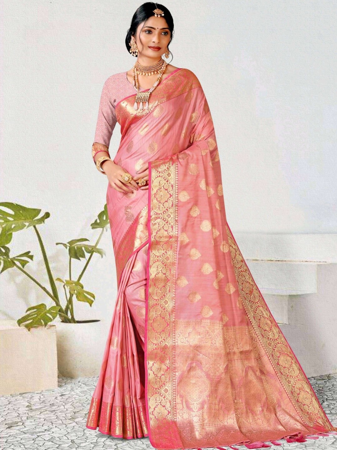 

MAGMINA Pink & Red Embellished Zari Silk Blend Banarasi Saree