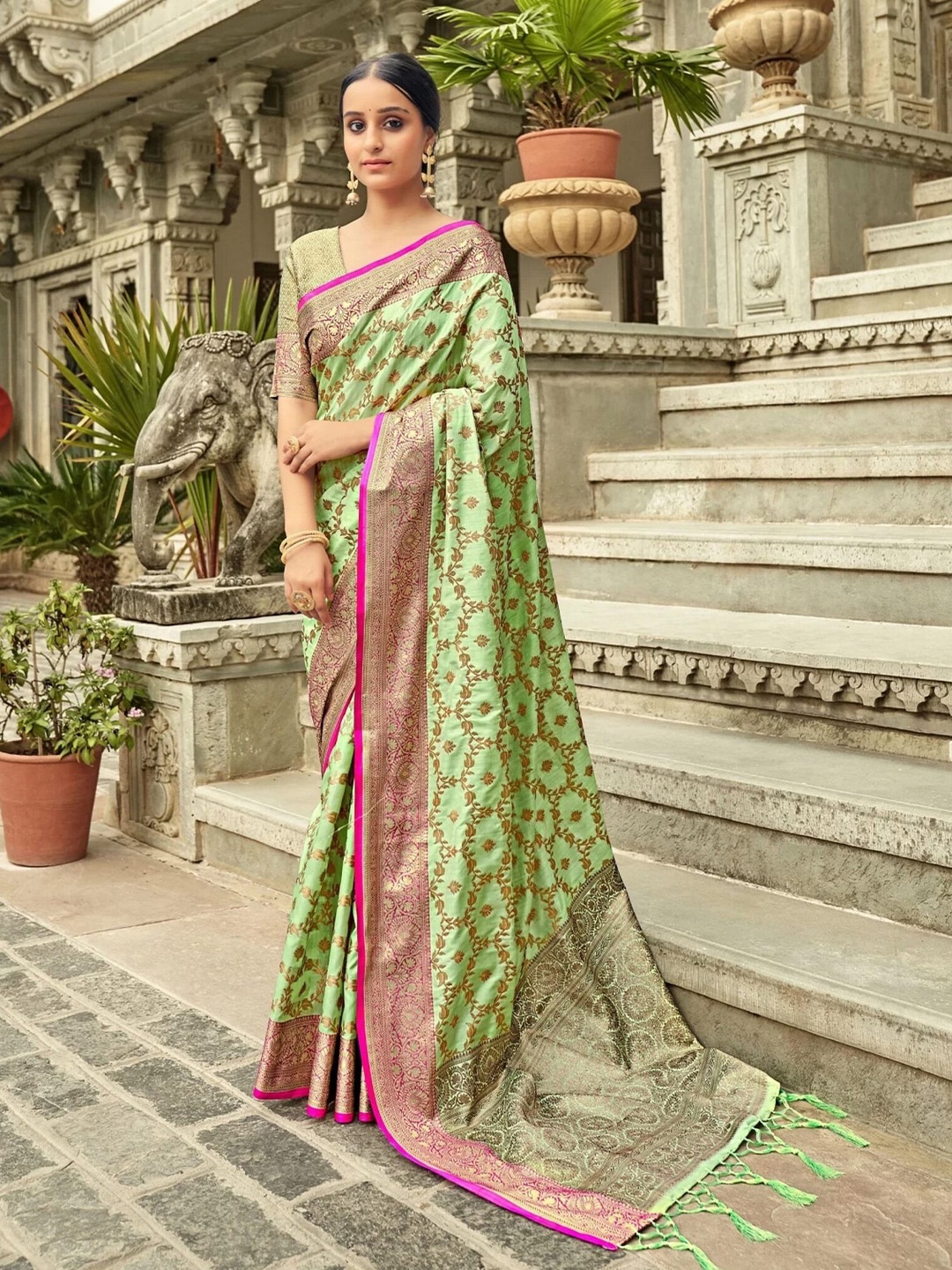 

MAGMINA Floral Zari Silk Blend Banarasi Saree, Green