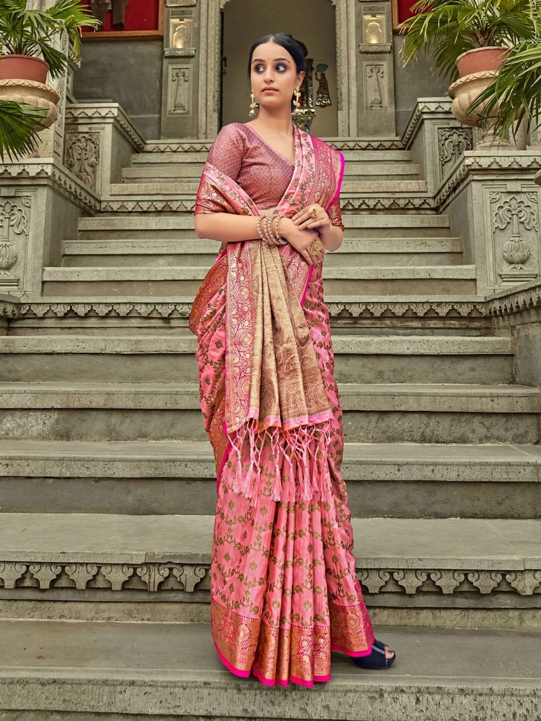 

MAGMINA Pink & Multicoloured Floral Zari Silk Blend Banarasi Saree