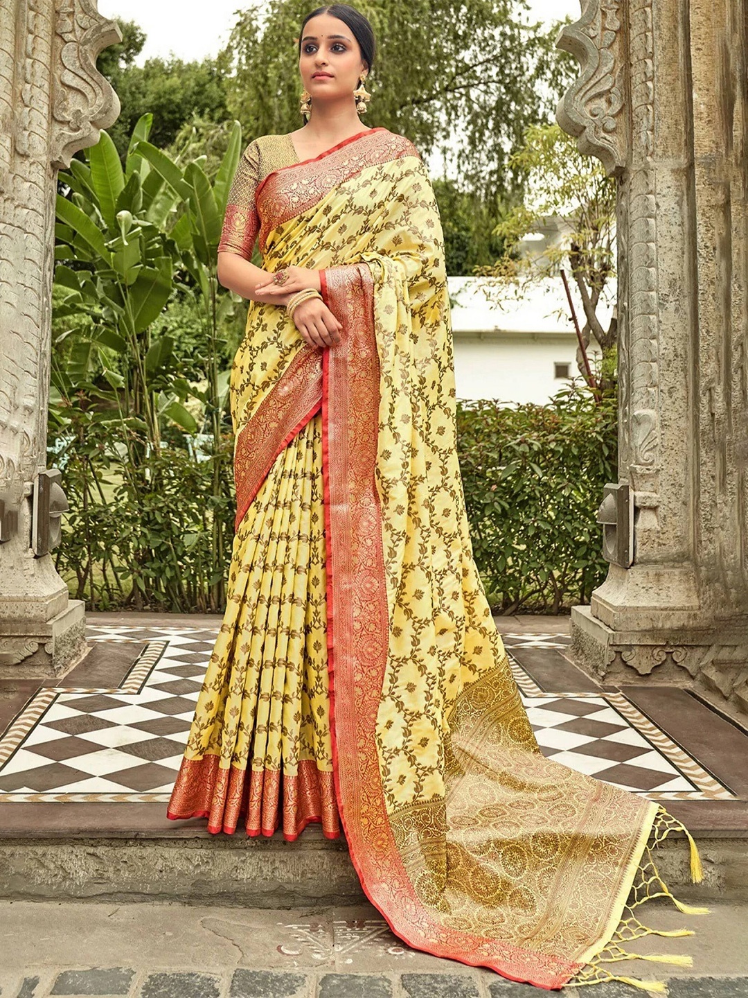 

MAGMINA Floral Zari Silk Blend Banarasi Saree, Yellow