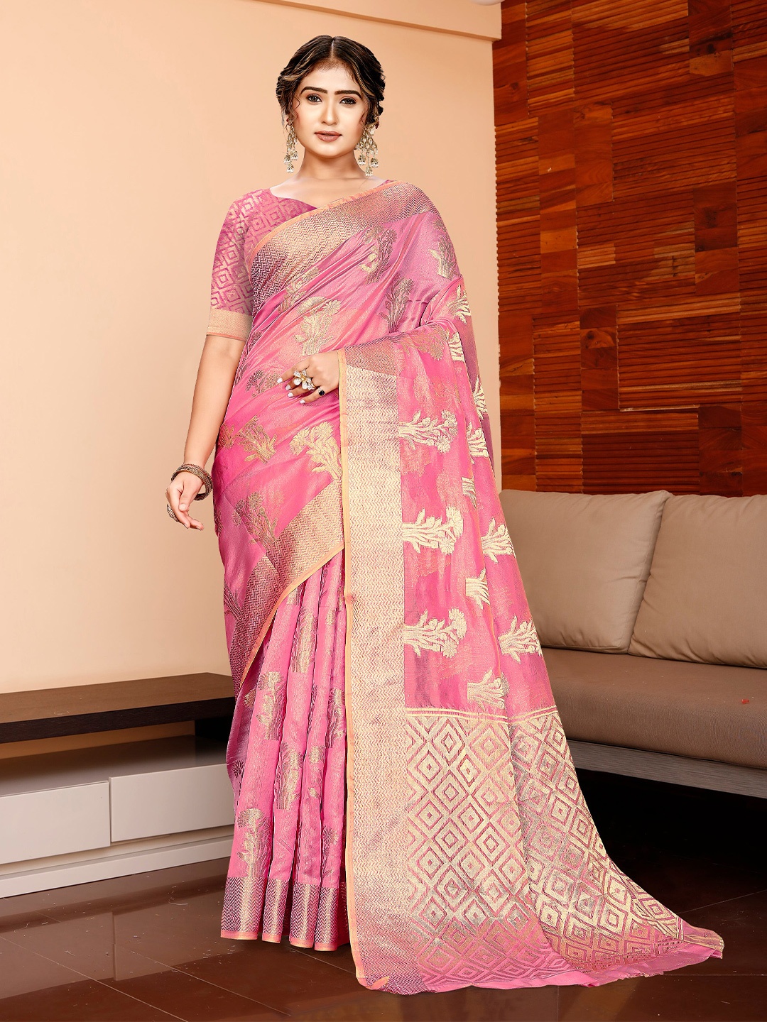 

MAGMINA Floral Zari Organza Banarasi Saree, Pink