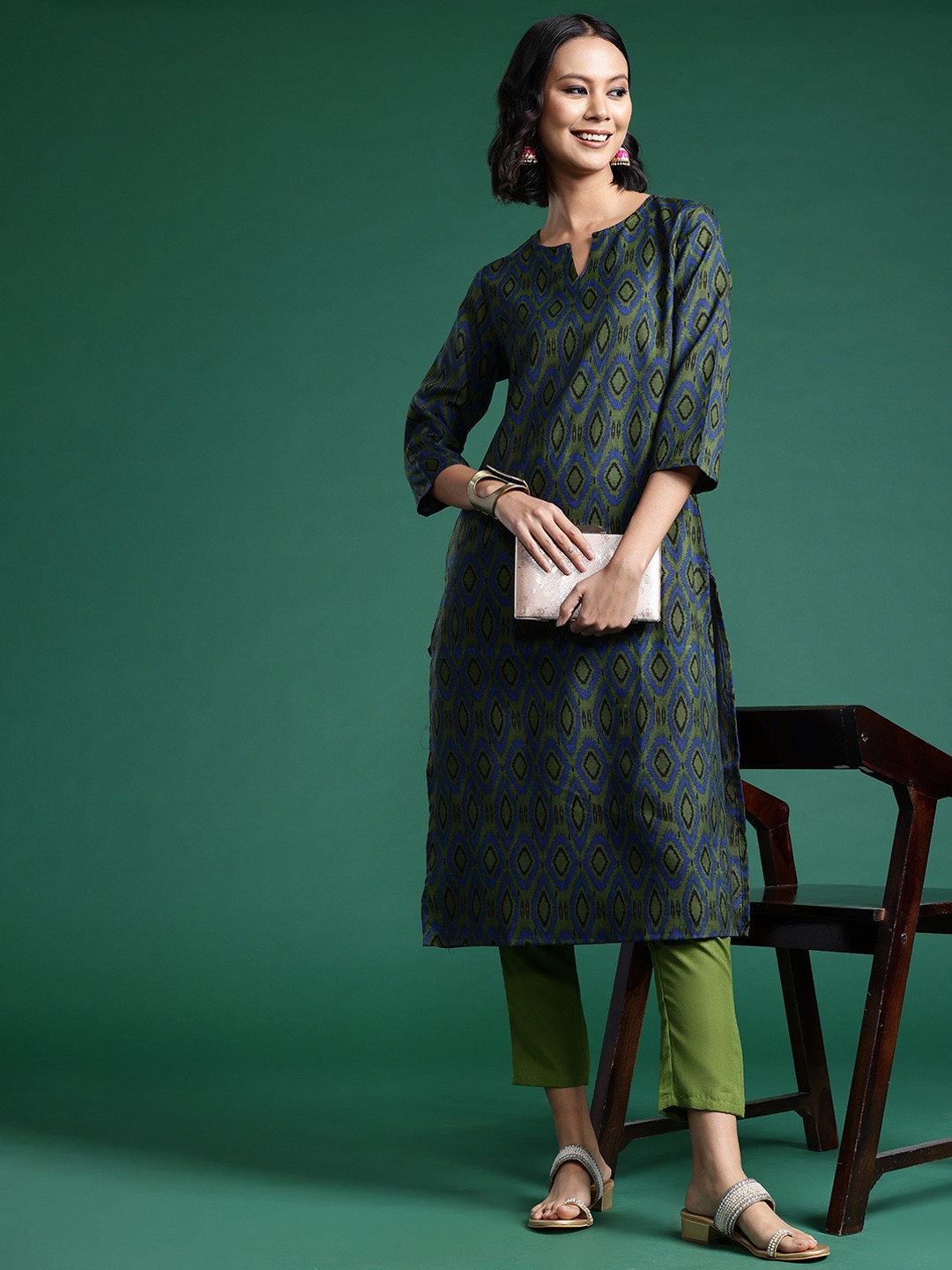 

Sangria Ikat Print Kurta with Trousers, Blue