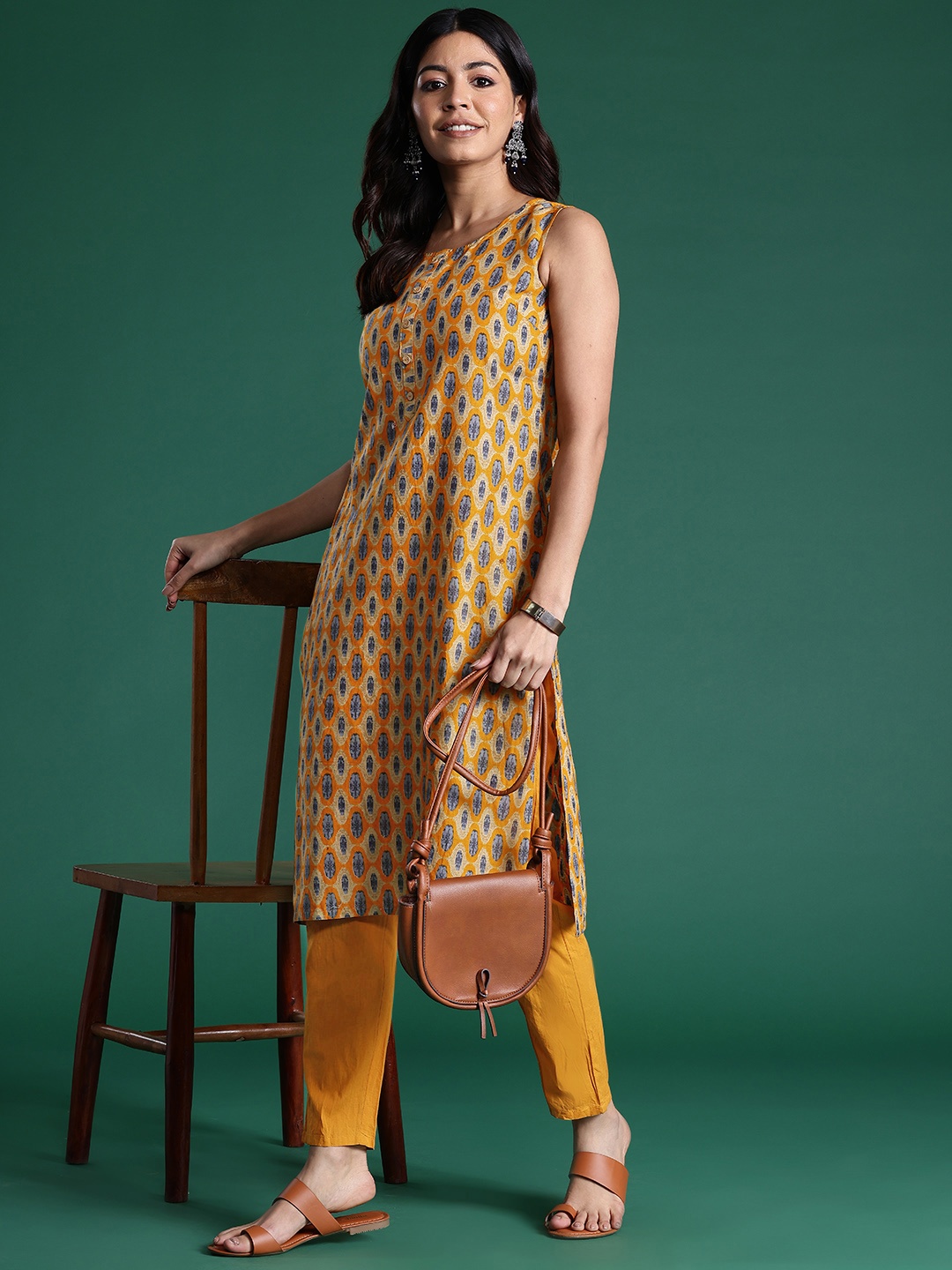 

Sangria Printed Regular Pure Cotton Kurta with Trousers, Mustard