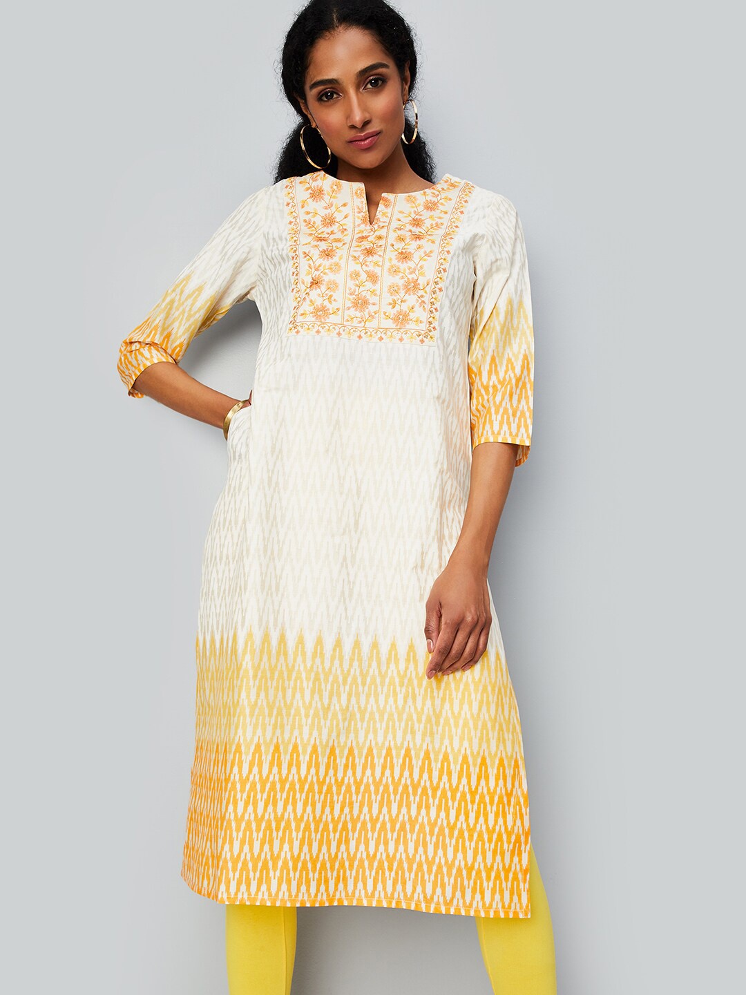 

max Yoke Design Sequinned Notch Neck Regular Straight Kurta, Off white