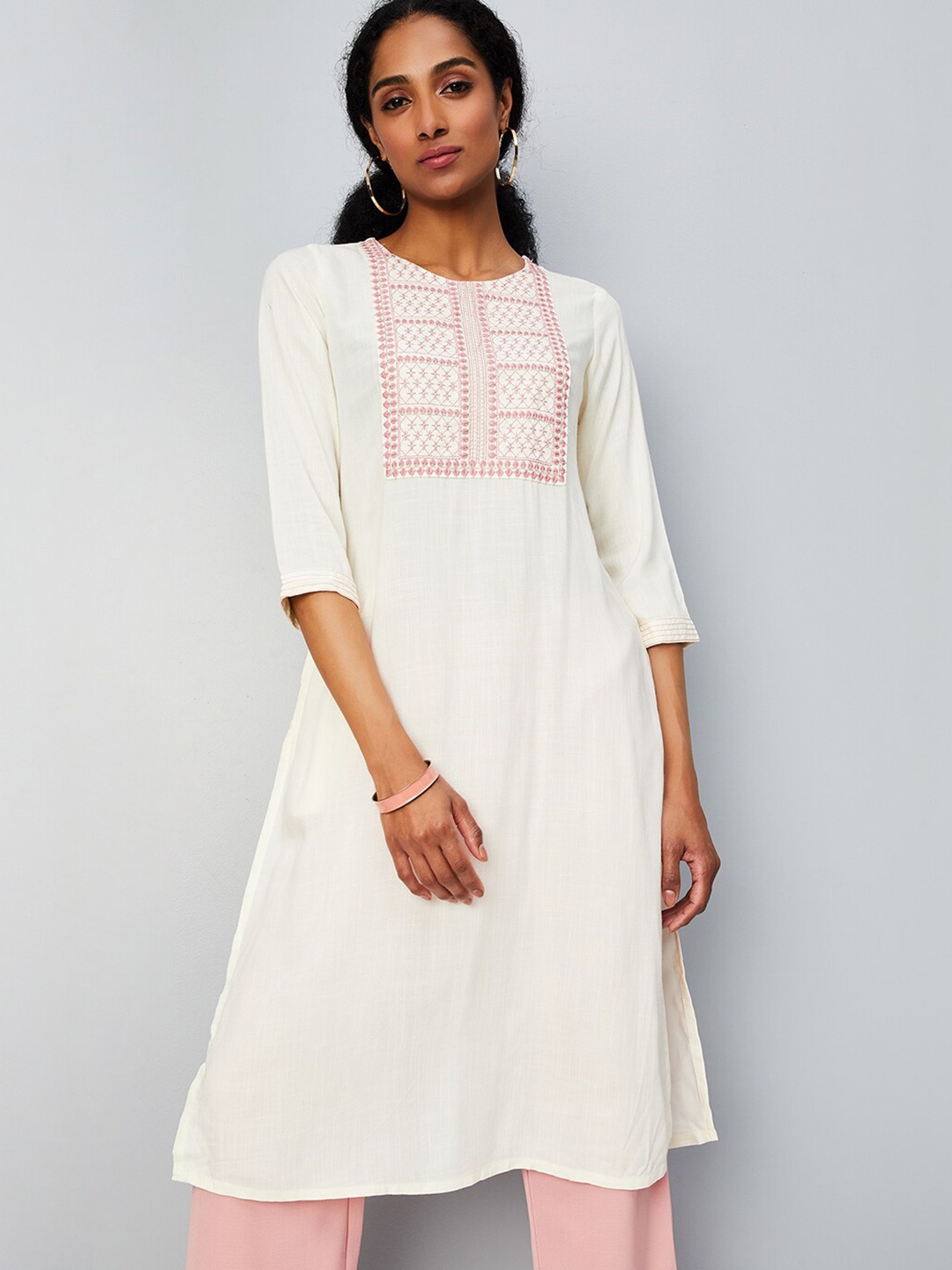 

max Thread Work Round Neck Straight Kurta, Off white