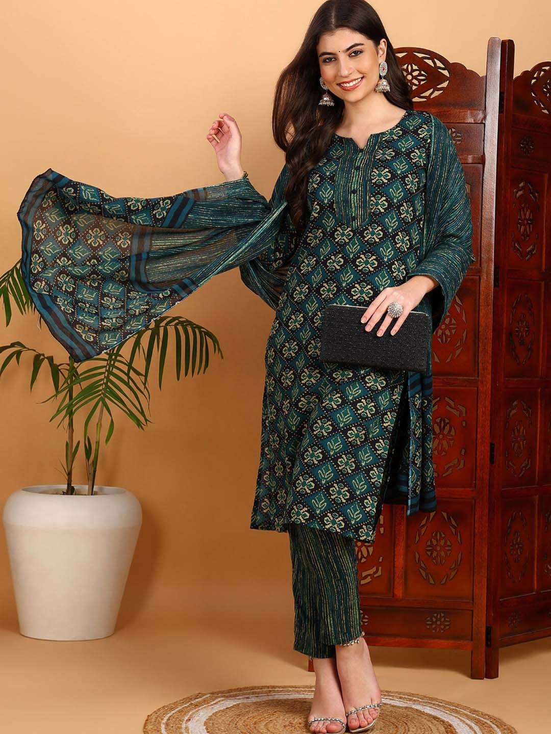 

AHIKA Ethnic Motifs Printed Regular Straight Kurta with Trousers & Dupatta, Green