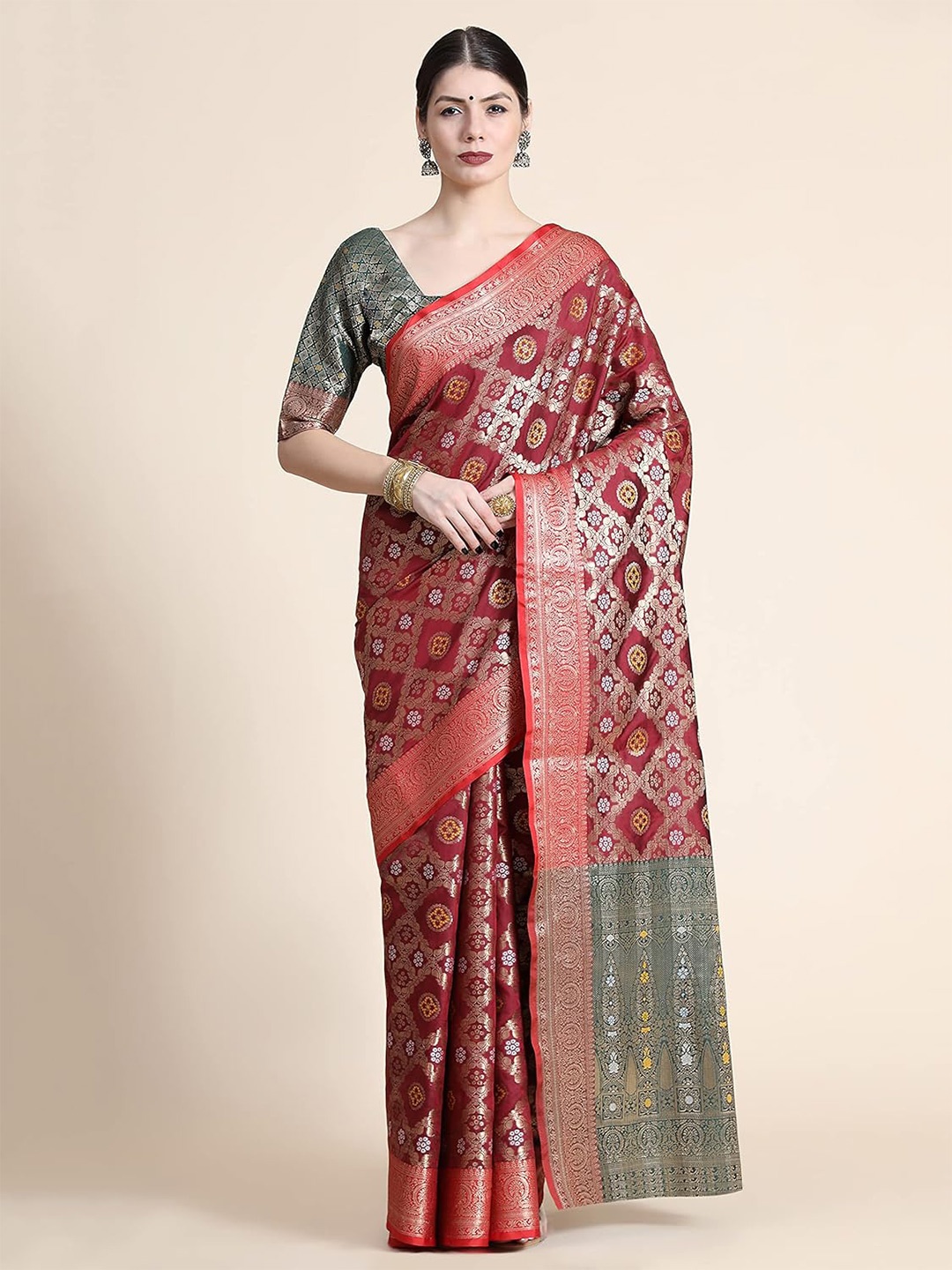 

MAGMINA Maroon & Green Bandhani Zari Ethnic Woven Patola Silk Saree