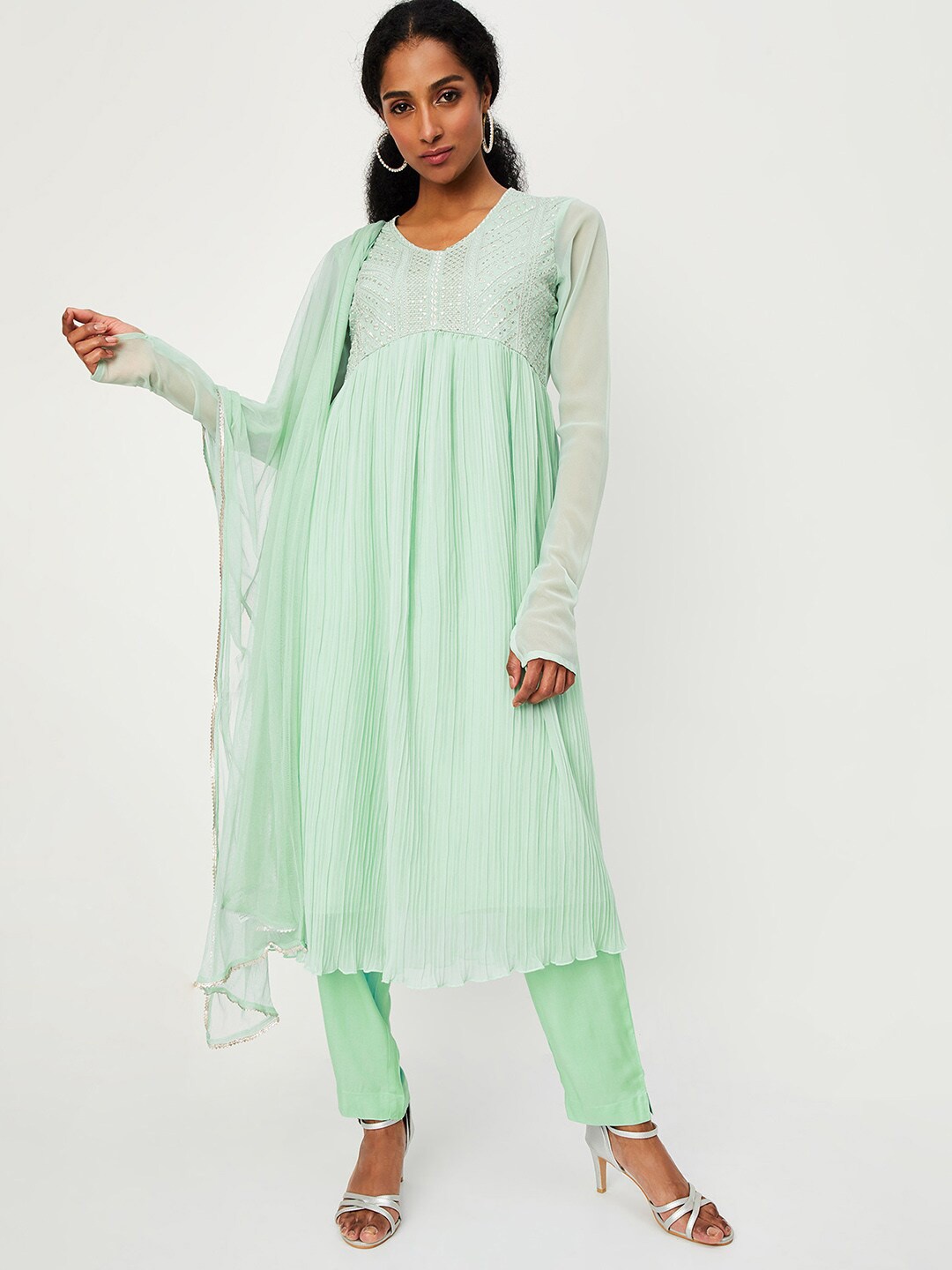 

max Geometric V-Neck Sequinned Kurta Set, Green