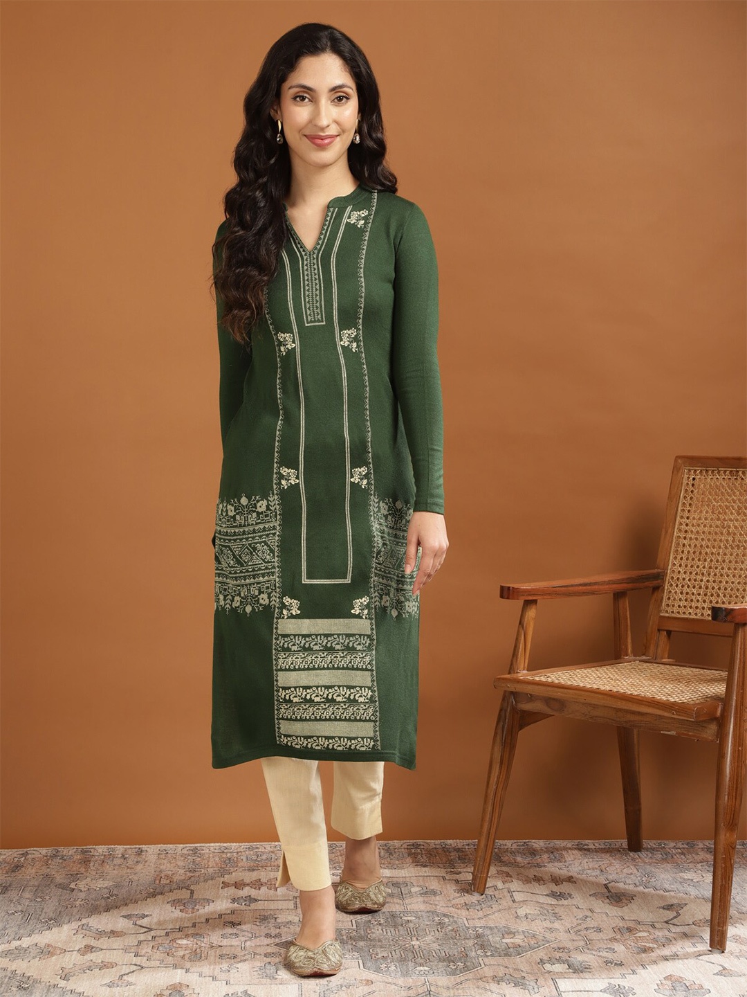 

Rangita Floral Printed Band Collar Straight Winter Kurta, Green