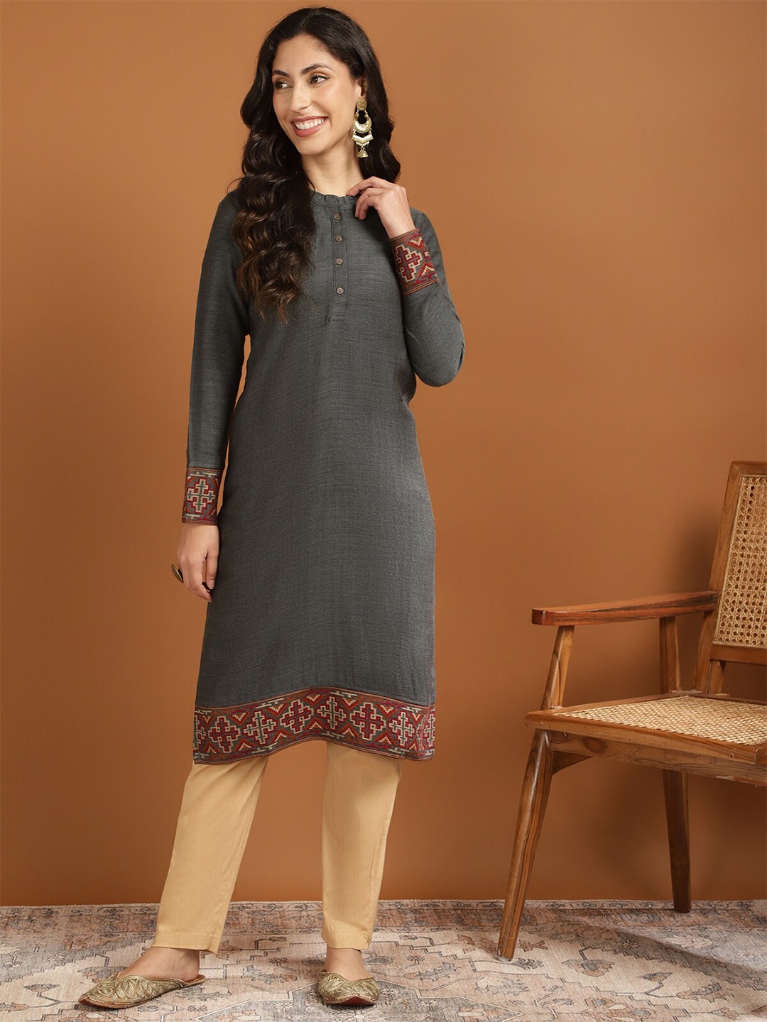 

Rangita Geometric Printed Mandarin Collar Straight Winter Kurta, Grey