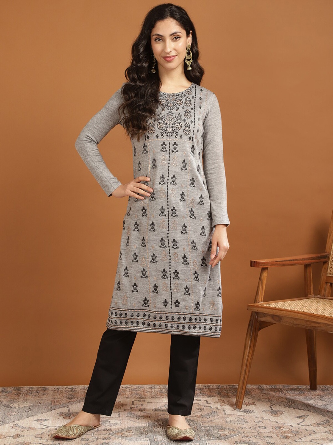

Rangita Floral Printed Round Neck Straight Winter Kurta, Grey