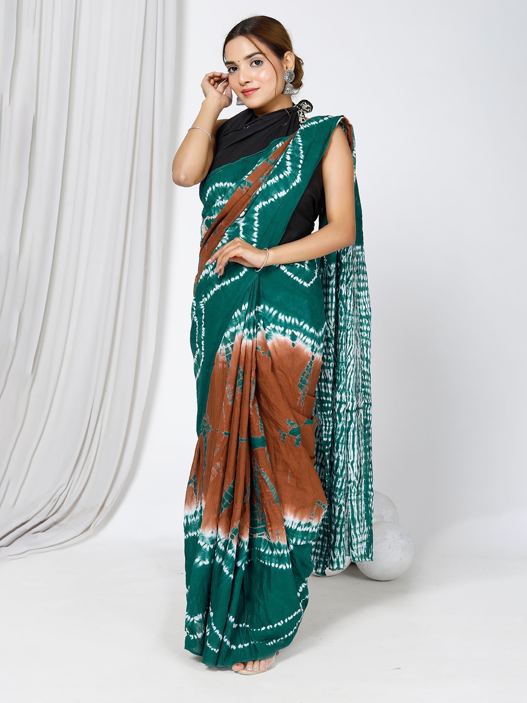 

NIKHILAM Tie and Dye Printed Mulmul Cotton Saree, Brown