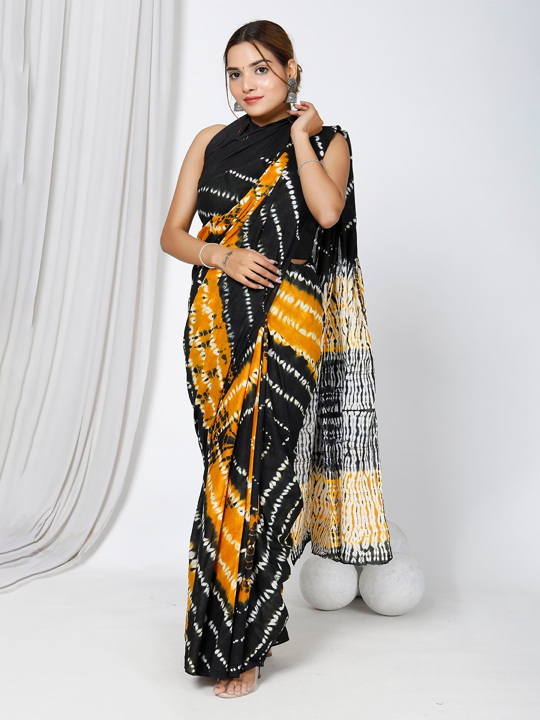 

NIKHILAM Tie and Dye Printed Mulmul Cotton Saree, Black