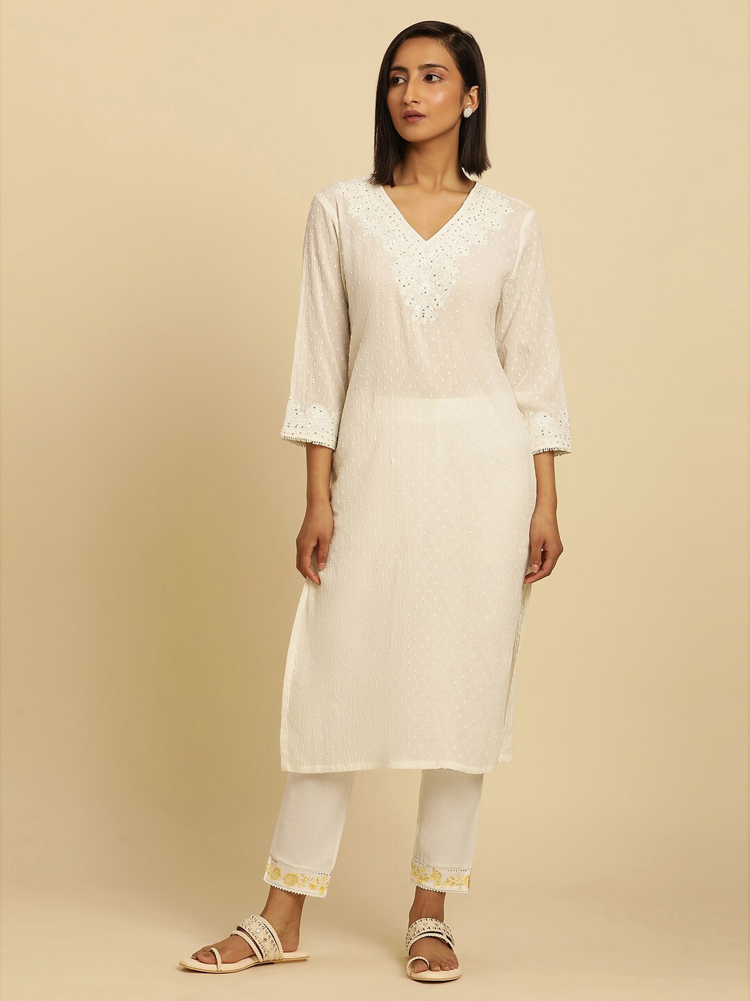 

W White Ethnic Motifs Thread Work V-Neck Cotton A-Line Kurta