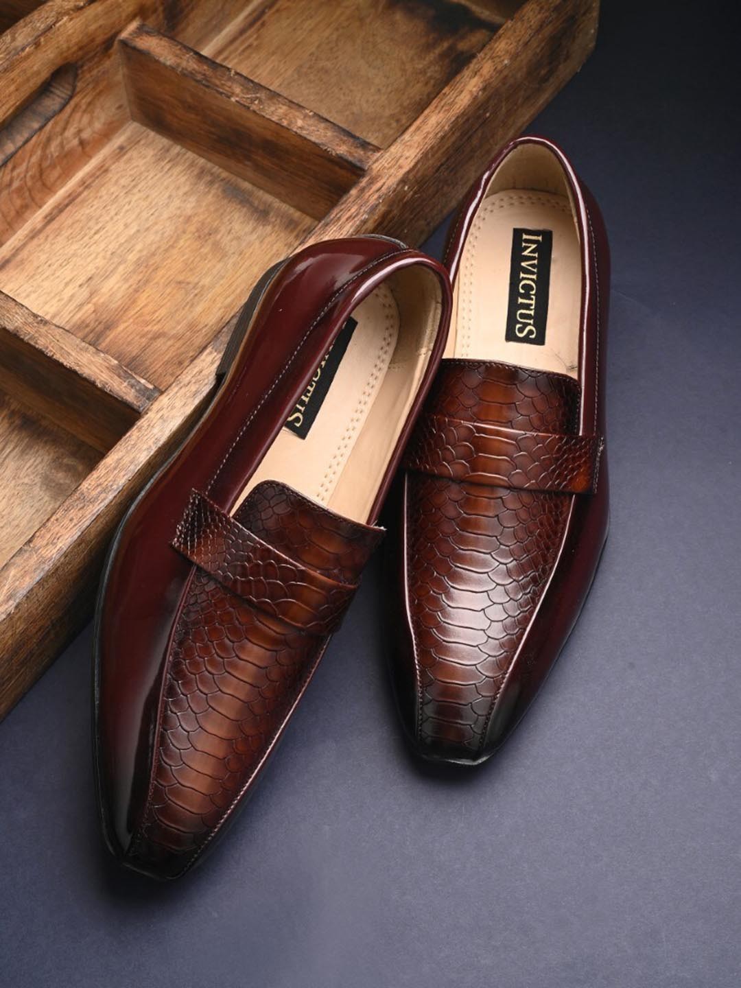 

INVICTUS Men Textured Formal Loafers, Maroon