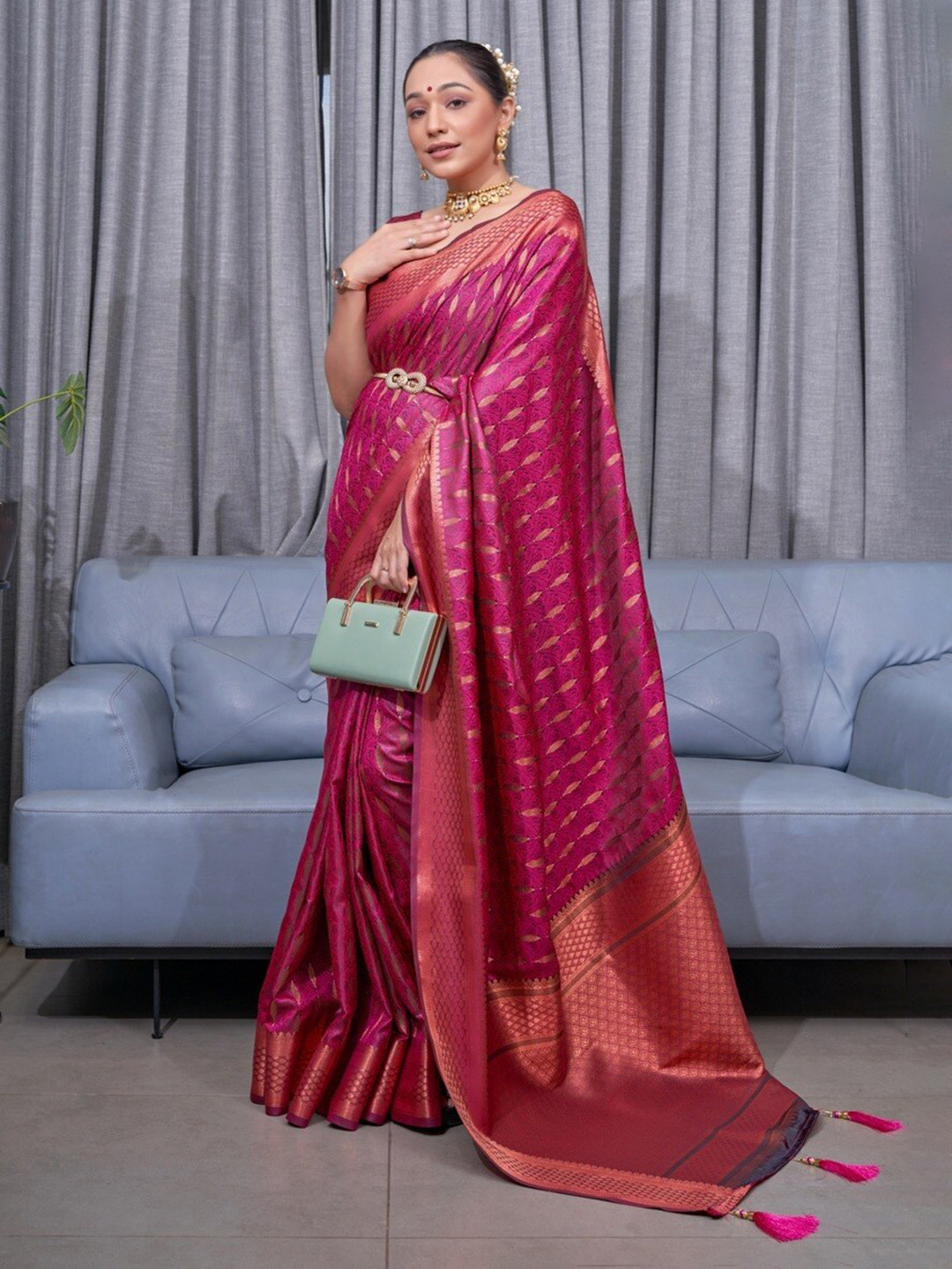 

DIVASTRI Floral Woven Design Kanjeevaram Pure Silk Zari Saree, Pink