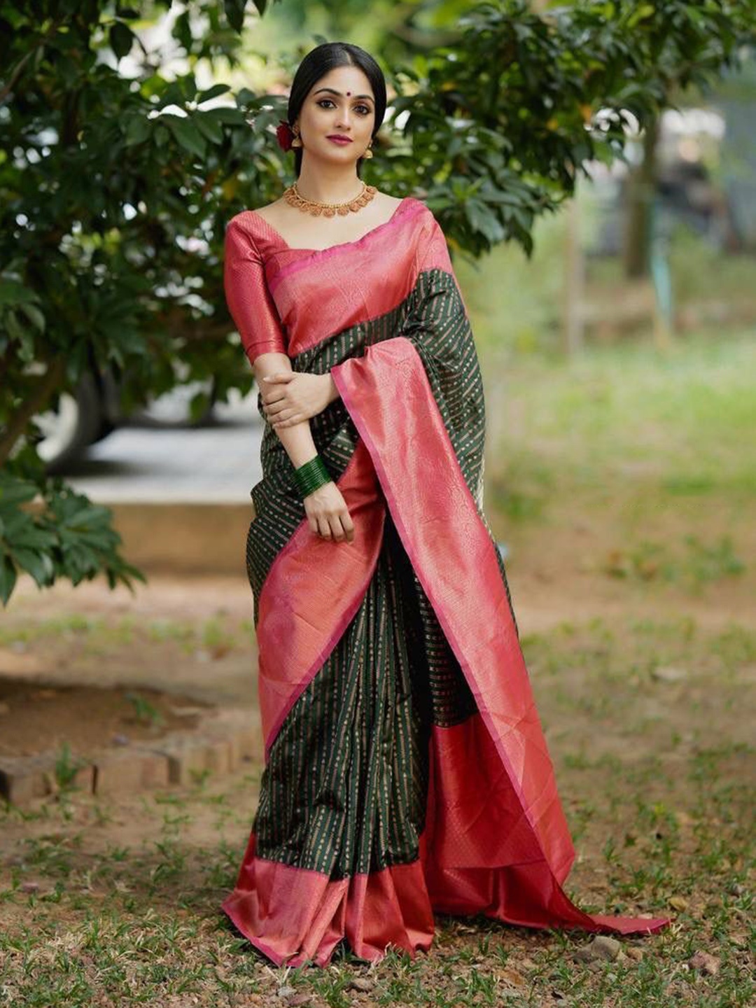 

DIVASTRI Ethnic Motif Woven Design Kanjeevaram Pure Silk Zari Saree, Green