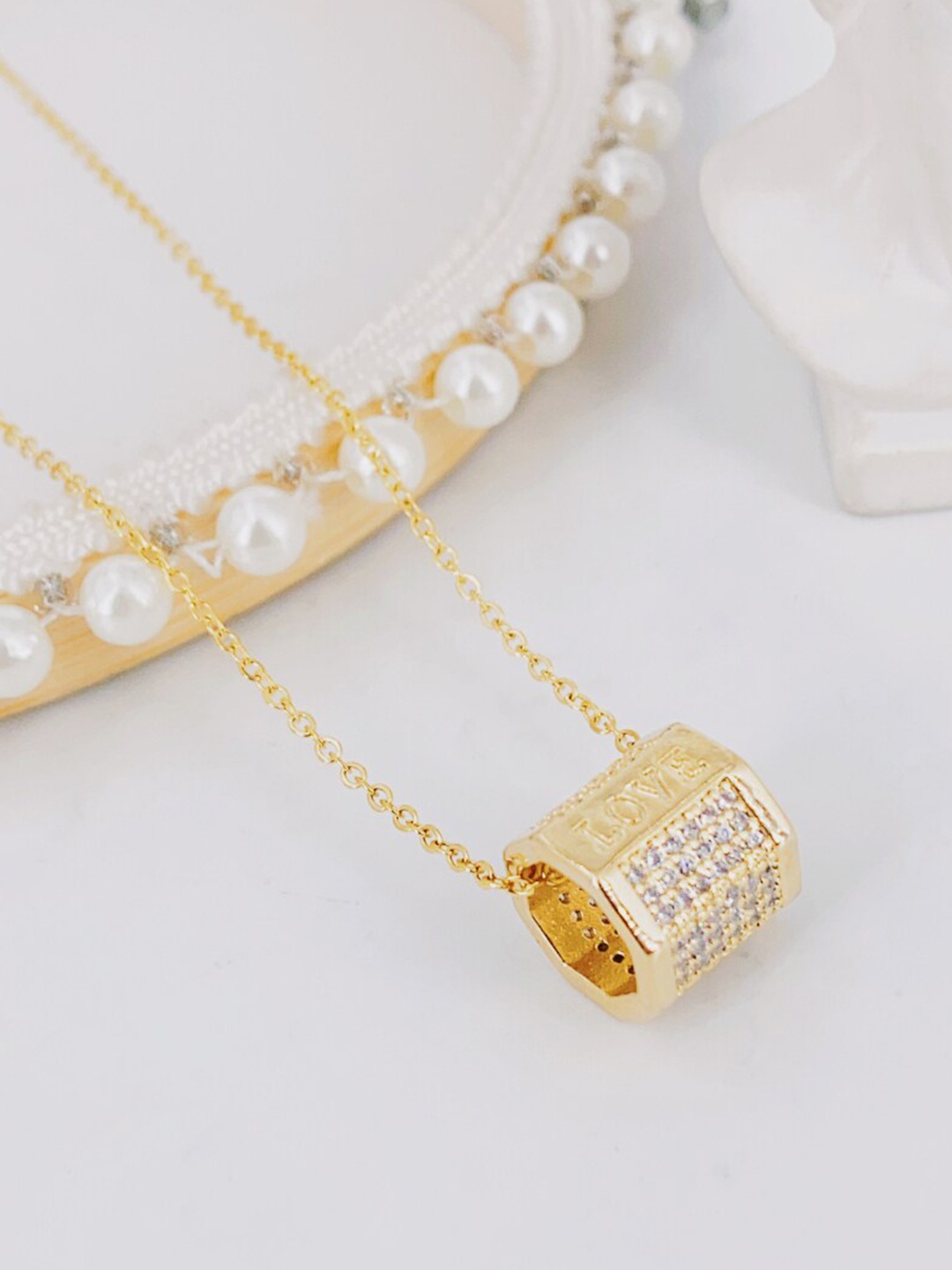 

DressBerry Gold-Toned Gold-Plated Stainless Steel Contemporary Pendant with Chain