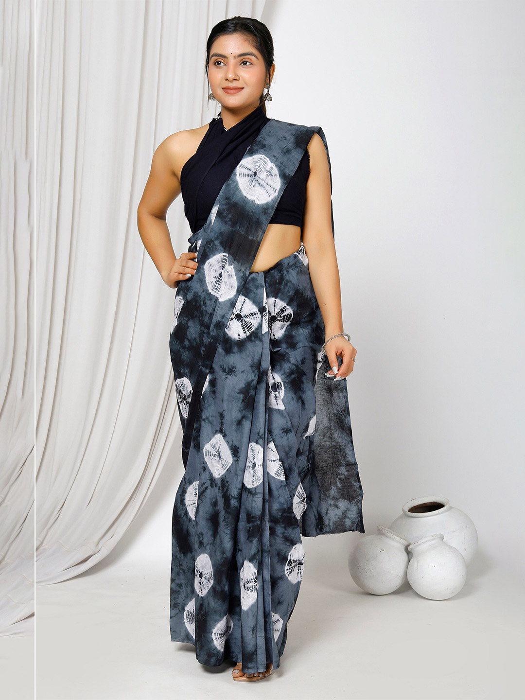

NIKHILAM Printed Tie and Dye Pure Cotton Saree, Grey