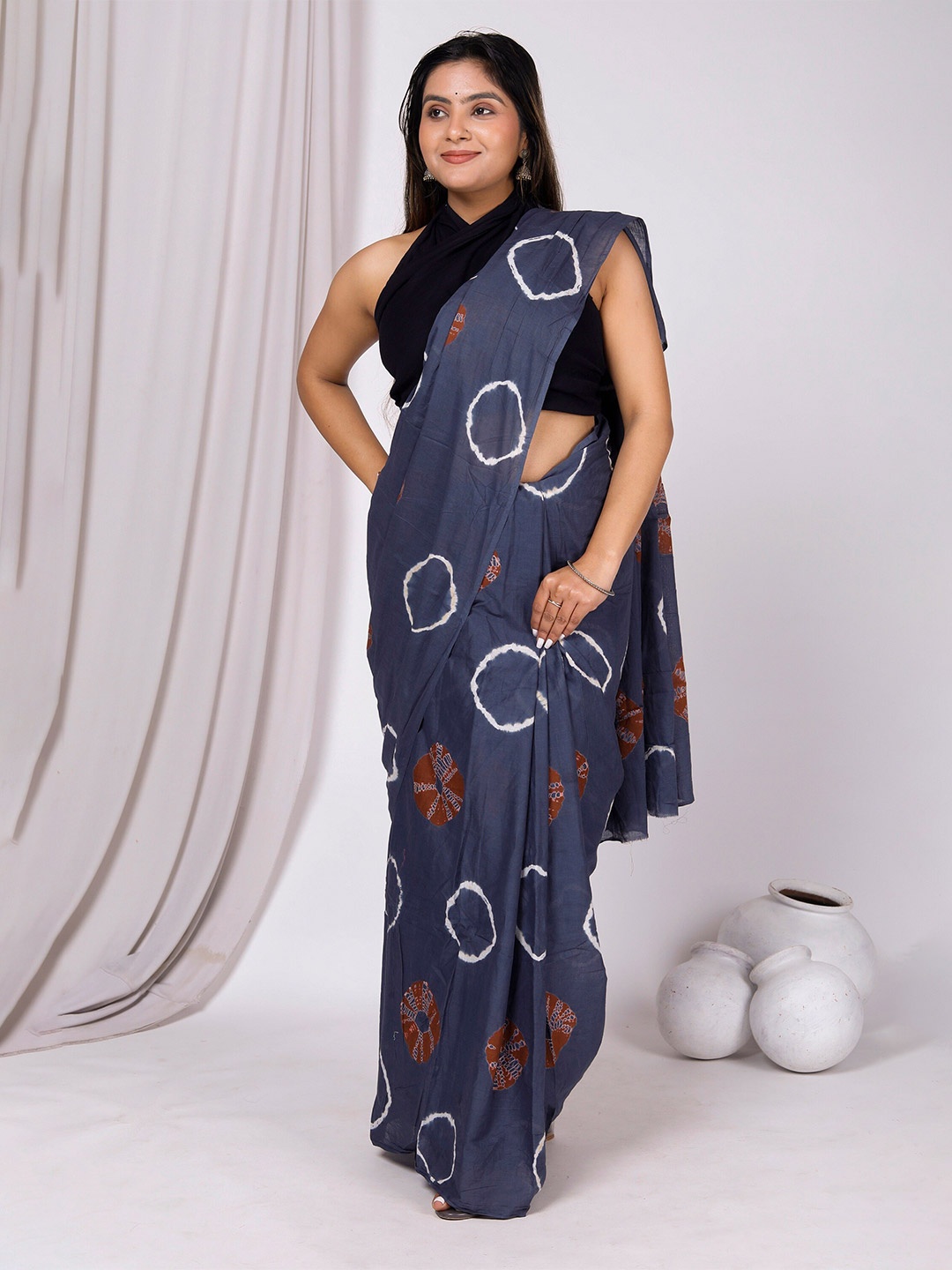 

NIKHILAM Printed Tie and Dye Pure Cotton Saree, Grey
