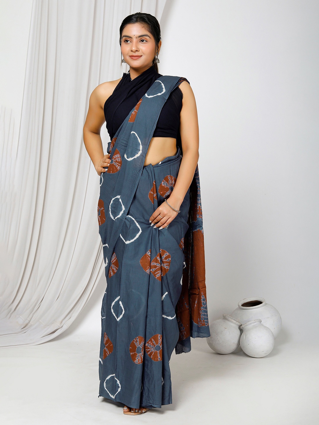 

NIKHILAM Printed Tie and Dye Pure Cotton Saree, Grey