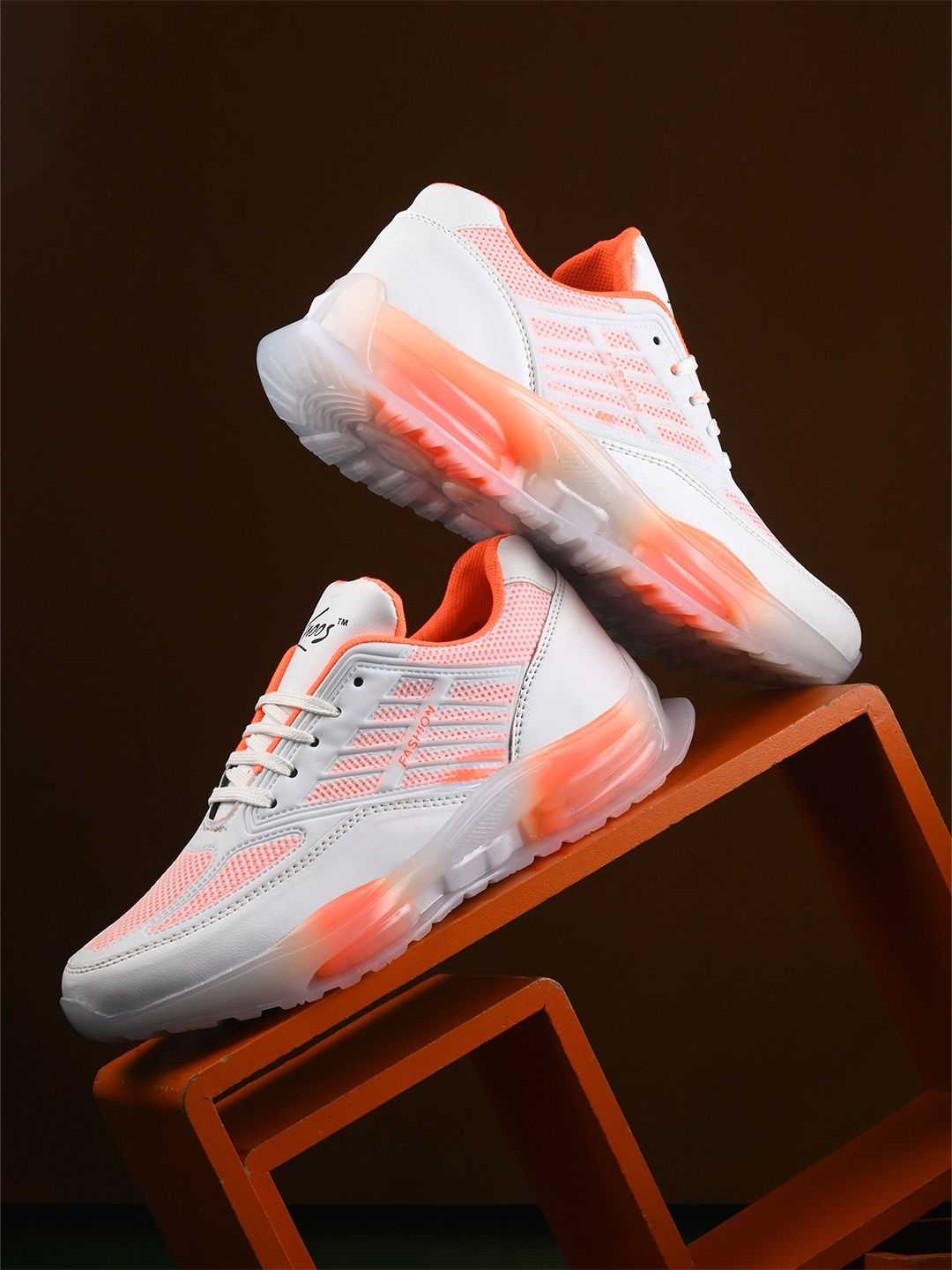 

knoos Men Colourblocked Round Toe Lightweight Sneakers, White