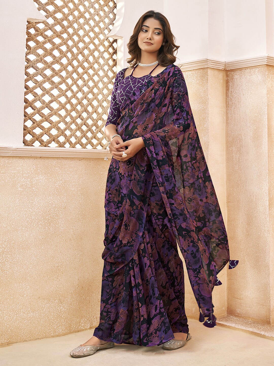 

Satrani Floral Printed Fusion Saree, Black