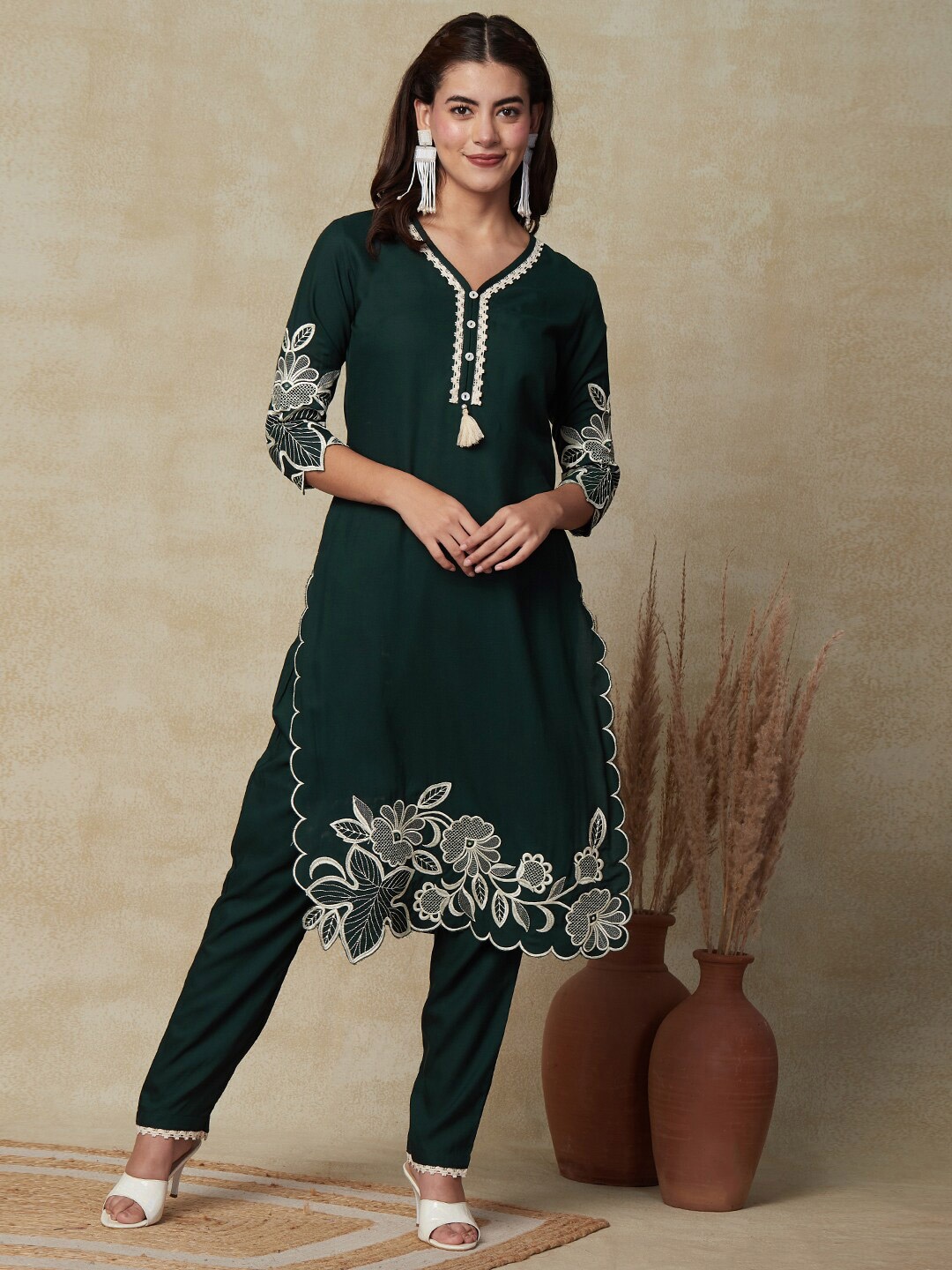 

FASHOR Floral Embroidered Straight Scalloped Kurta With Trousers, Green