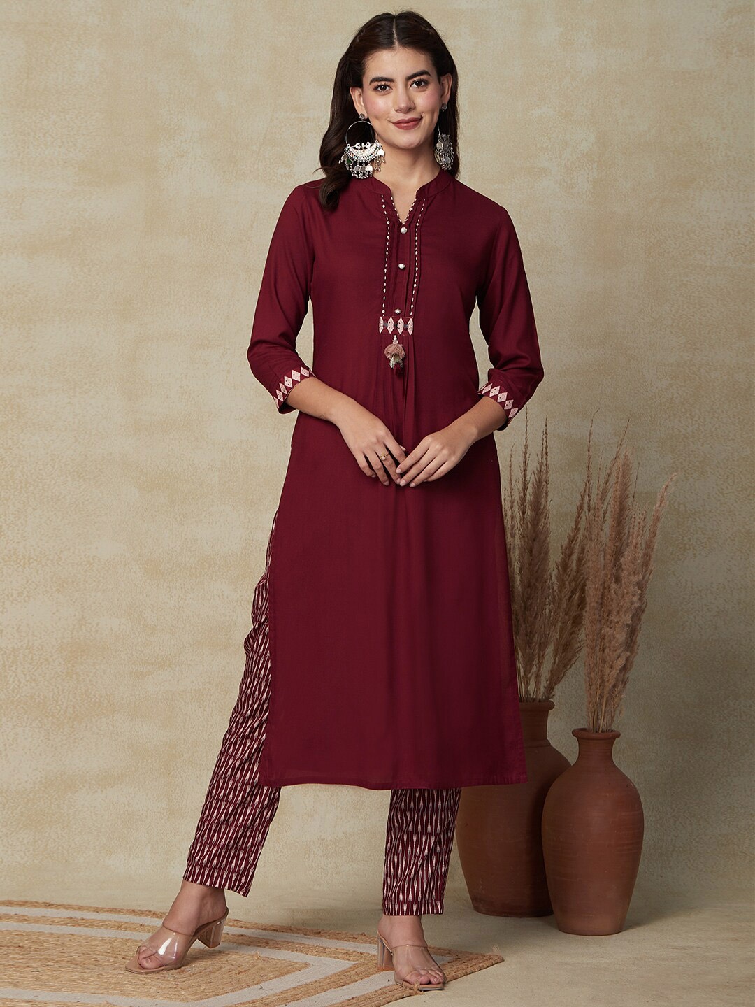 

FASHOR Embroidered Mandarin Collar Kantha Work Straight Kurta With Trouser, Maroon