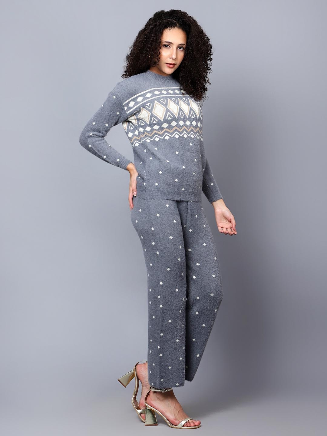 

Chemistry Self Design Round Neck Long Sleeves Sweater & Trousers, Grey