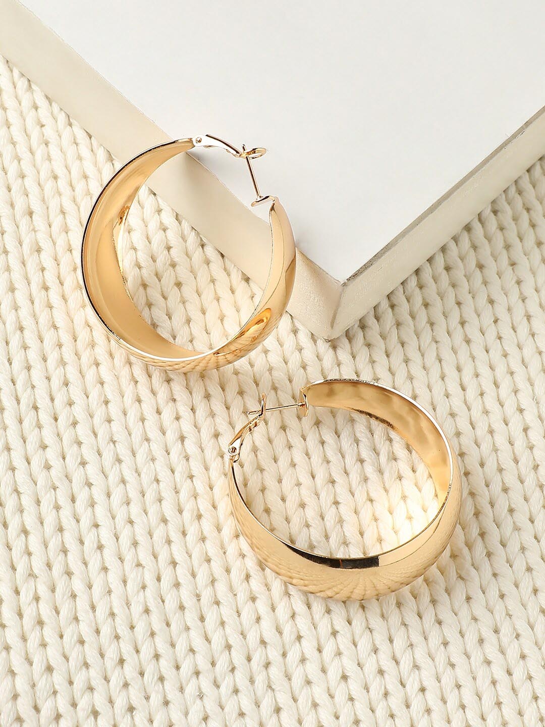 

DressBerry Gold-Toned Gold-Plated Contemporary Hoop Earrings