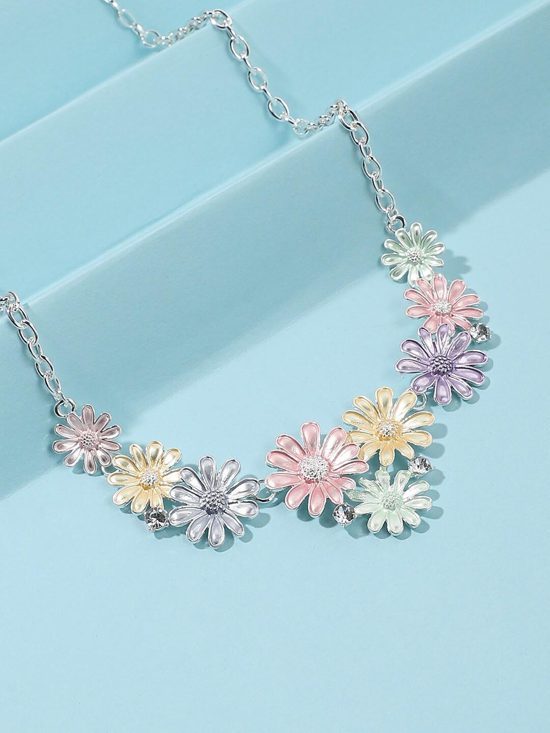 

DressBerry Silver-Plated Sunflower Shaped Necklace