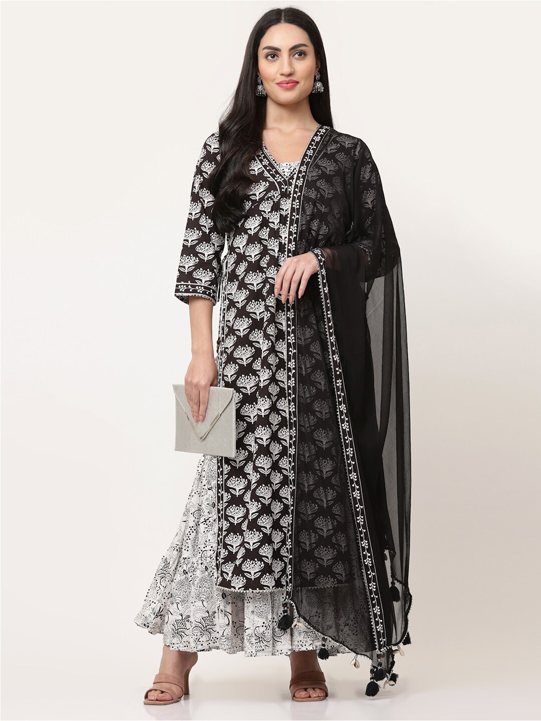 

SAVI Floral Printed Gotta Patti V Neck Staright Kurta With Dupatta, Black