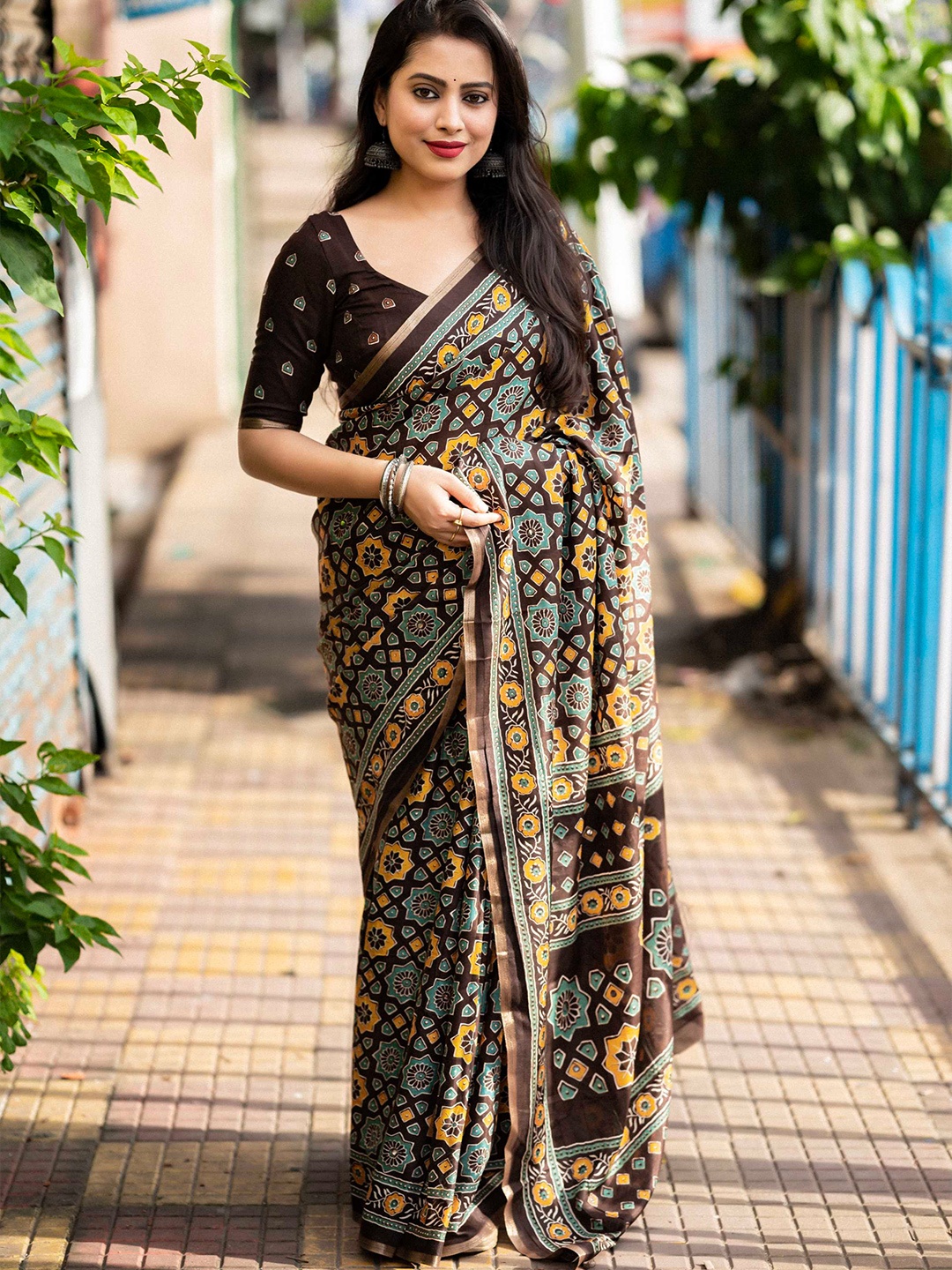 

Mitera Brown Floral Printed Zari Saree