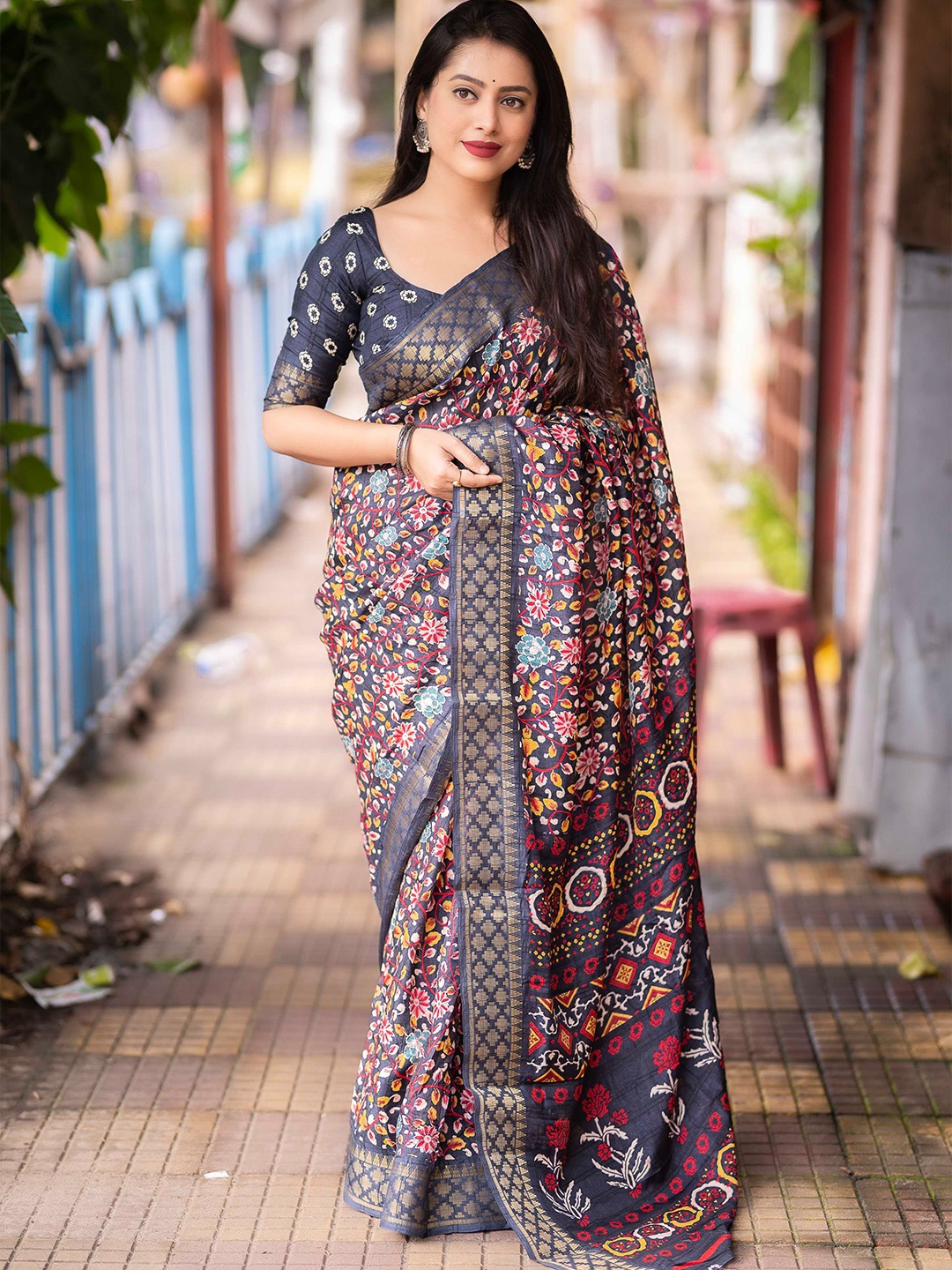 

Mitera Grey Kalamkari Printed Zari Woven Design Saree