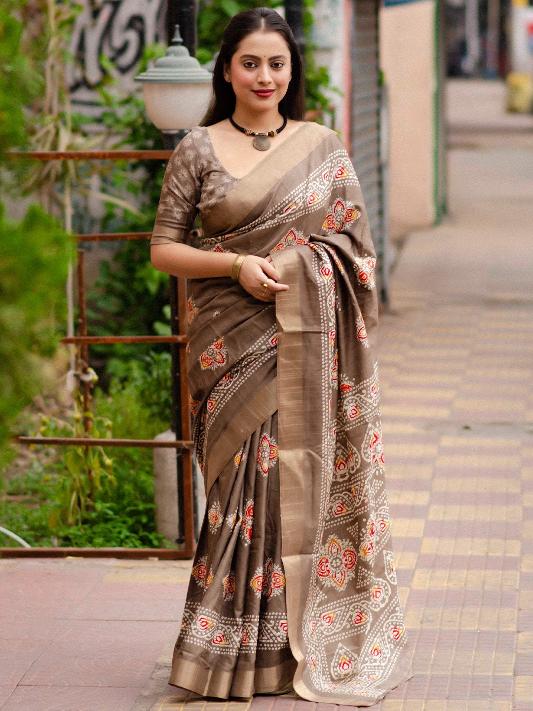 

Mitera Beige Bandhani Printed Zari Saree