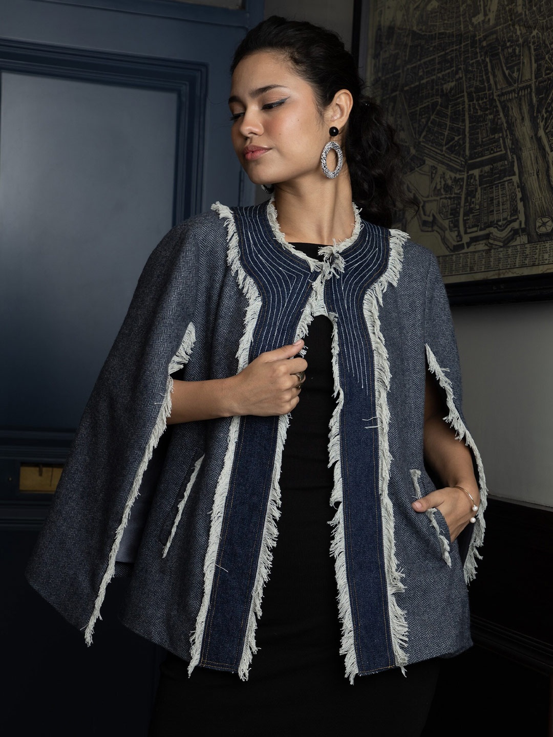 

Rhe-Ana Round Neck Fringes Cape Jacket, Blue