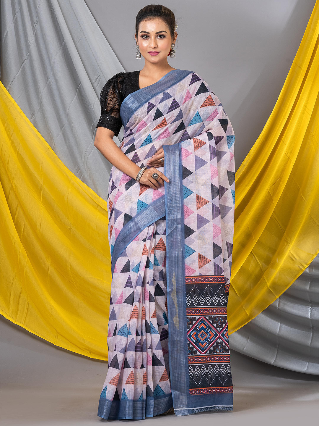 

MAHALASA Geometric Printed Zari Saree, White