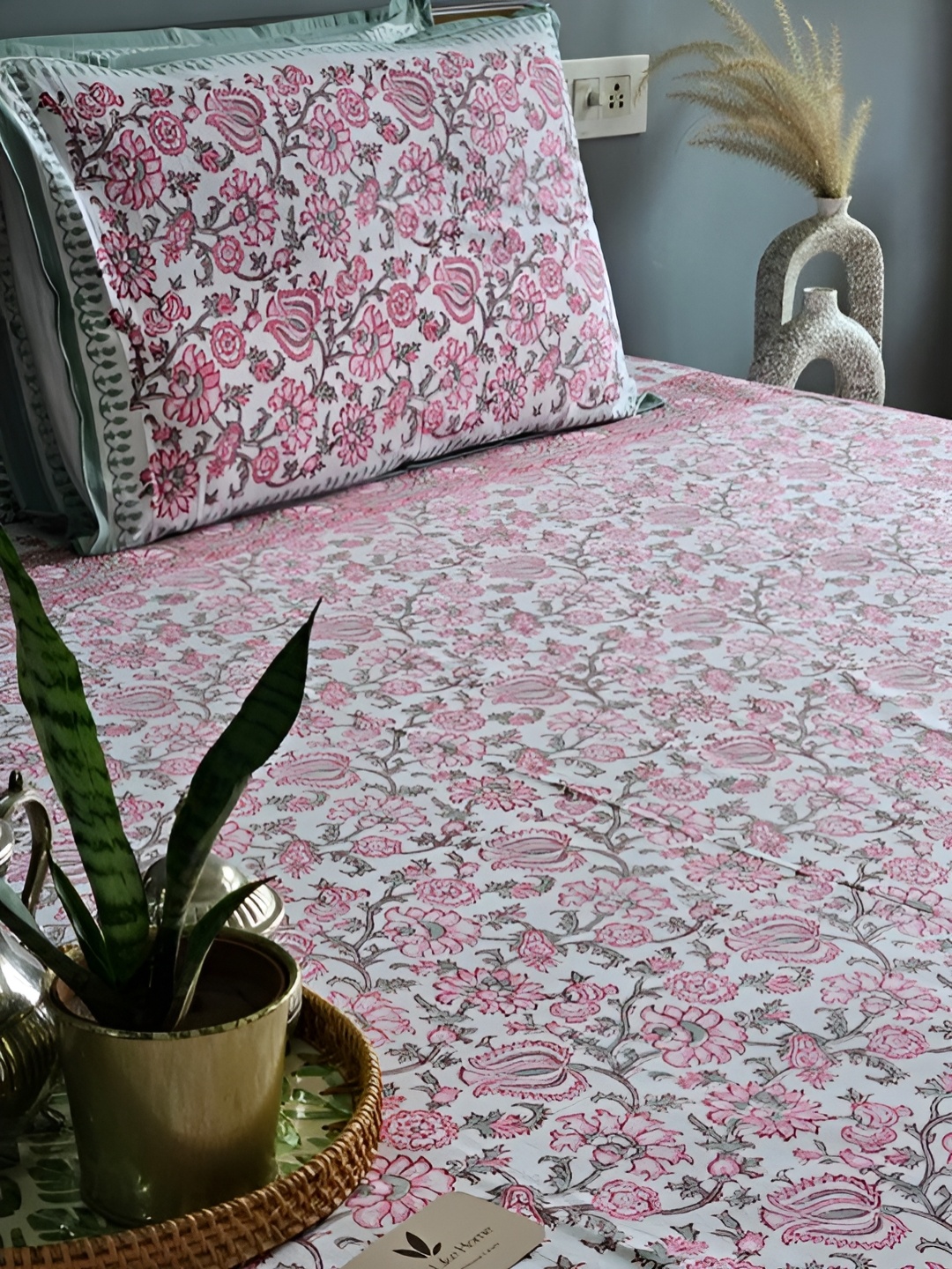 

Frizka White &Pink 3 Pieces 210 TC Cotton King Bedsheet With 2 Pillow Covers