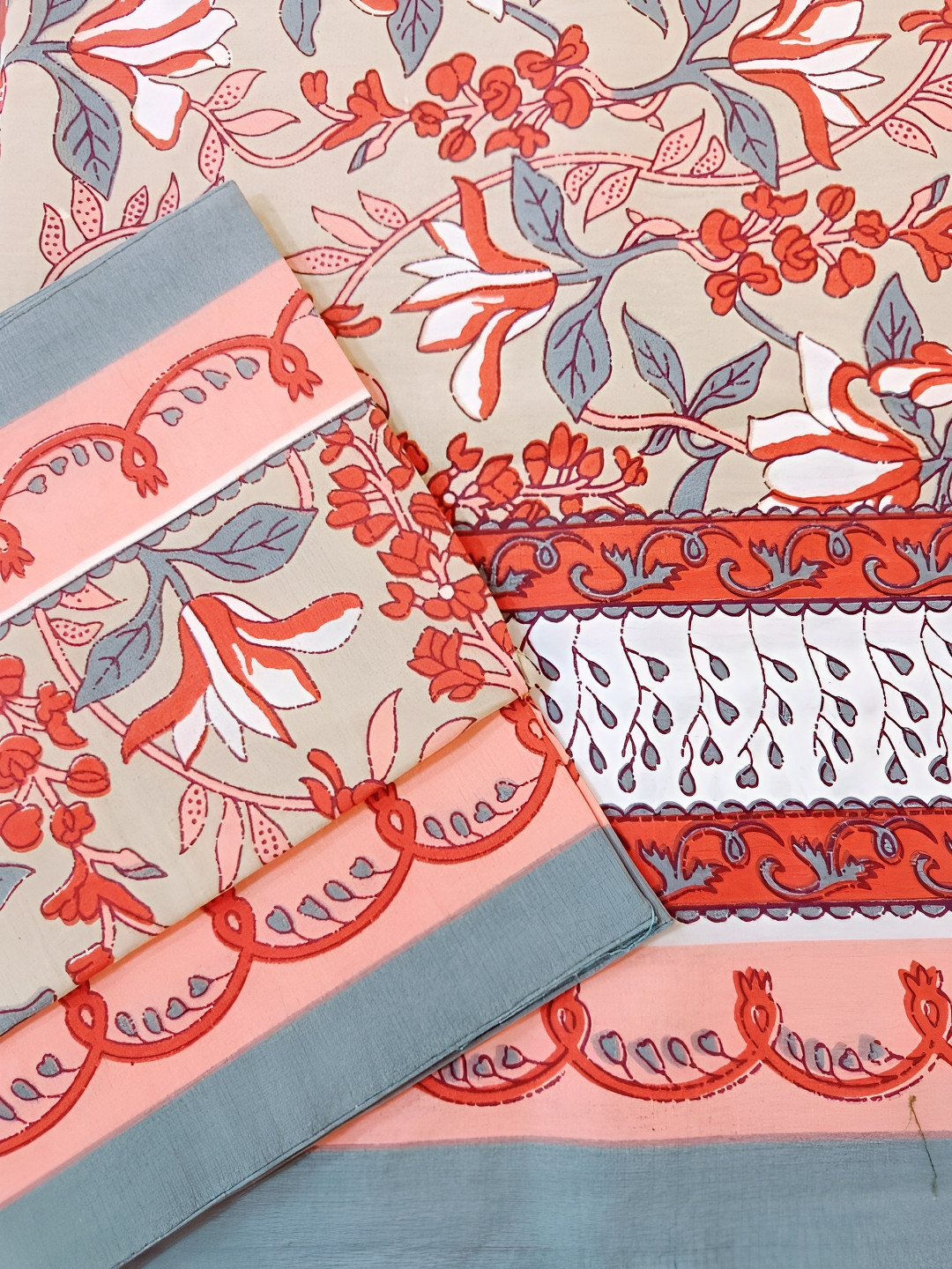 

Frizka White & Red 3 Pieces 210 TC Cotton King Bedsheet set
