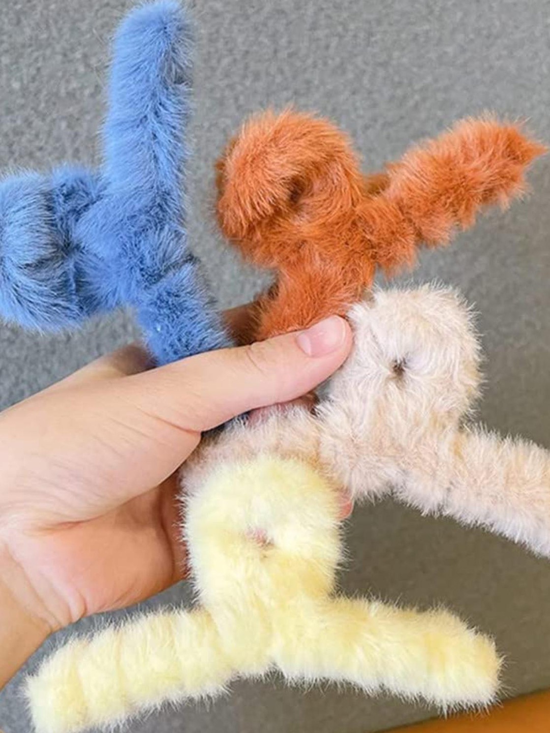 

DN Creation Women Assorted Set of 4 Fur Fleece Claw Clip