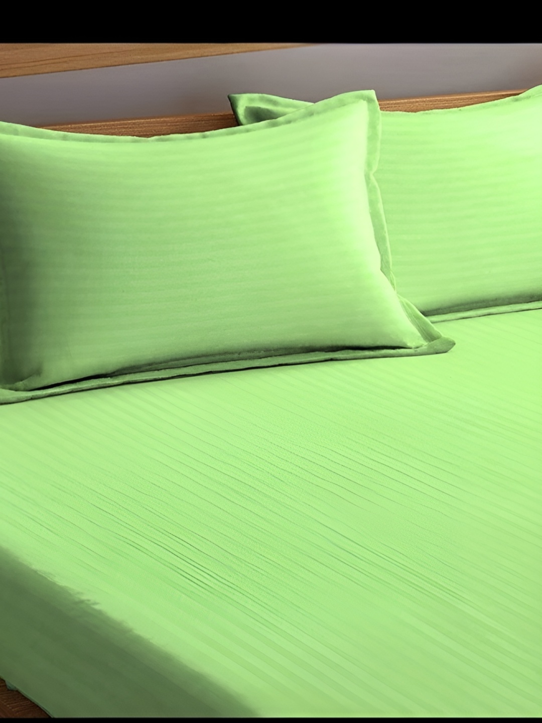 

Bedbathandbliss Green Striped 300 TC King Bedsheet with 2 Pillow Covers